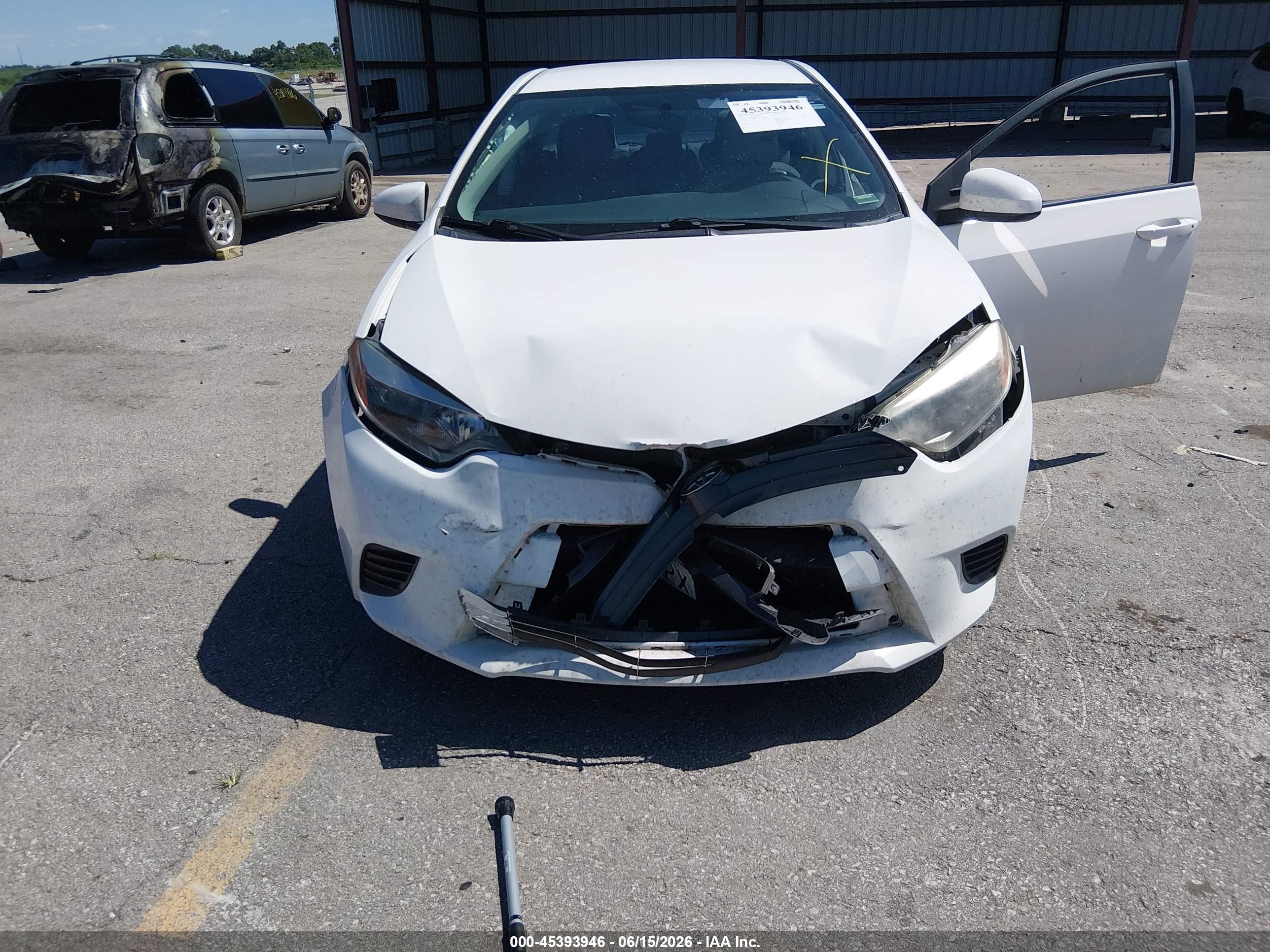 2015 Toyota Corolla Le White vin: 5YFBURHE6FP244705