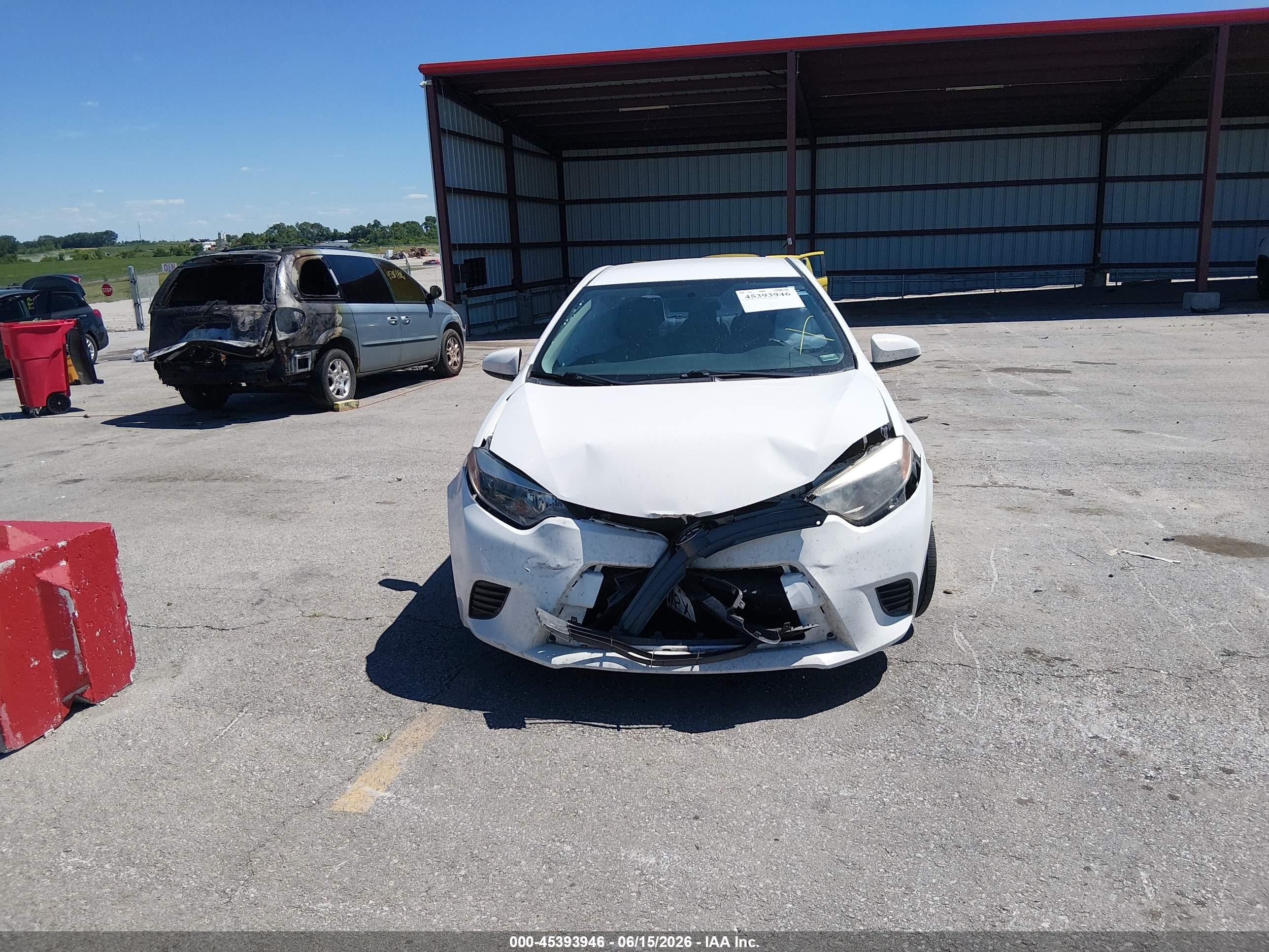 2015 Toyota Corolla Le White vin: 5YFBURHE6FP244705
