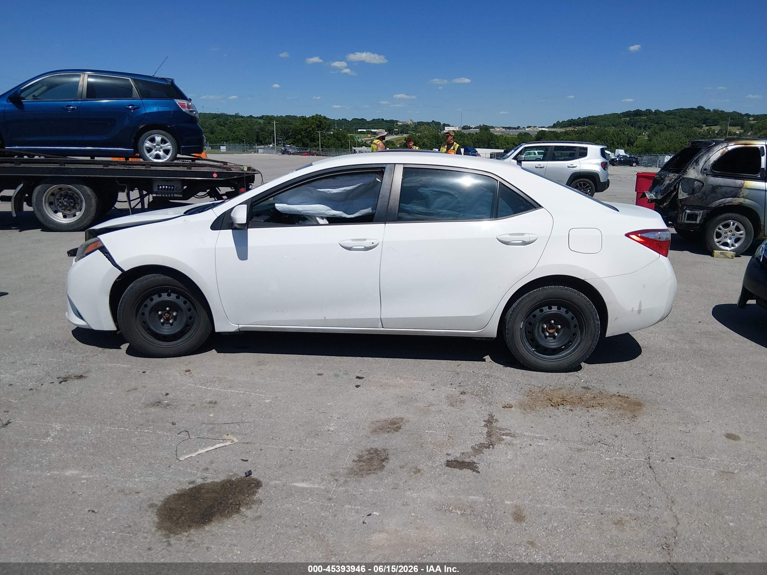 2015 Toyota Corolla Le White vin: 5YFBURHE6FP244705