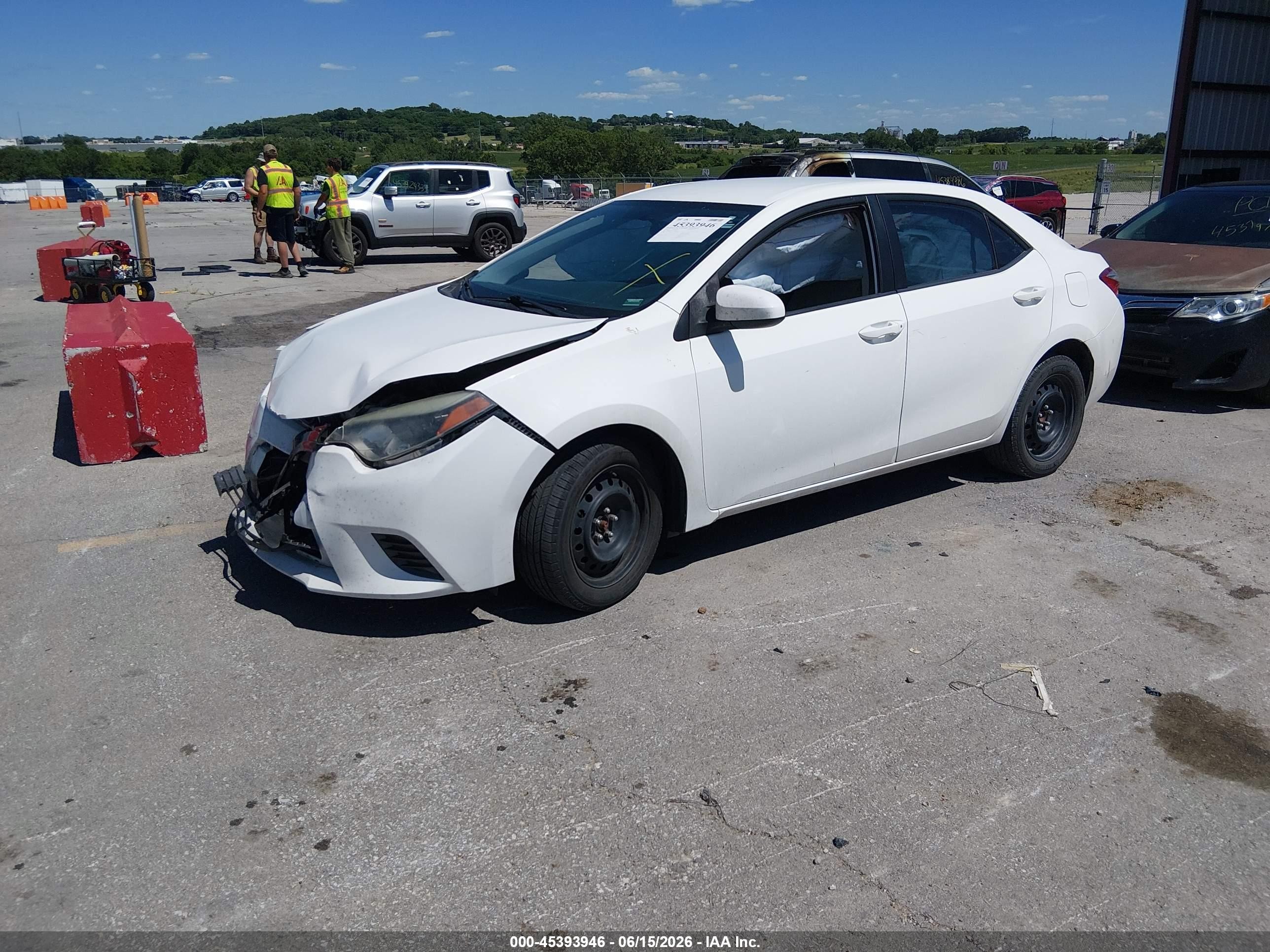 2015 Toyota Corolla Le White vin: 5YFBURHE6FP244705