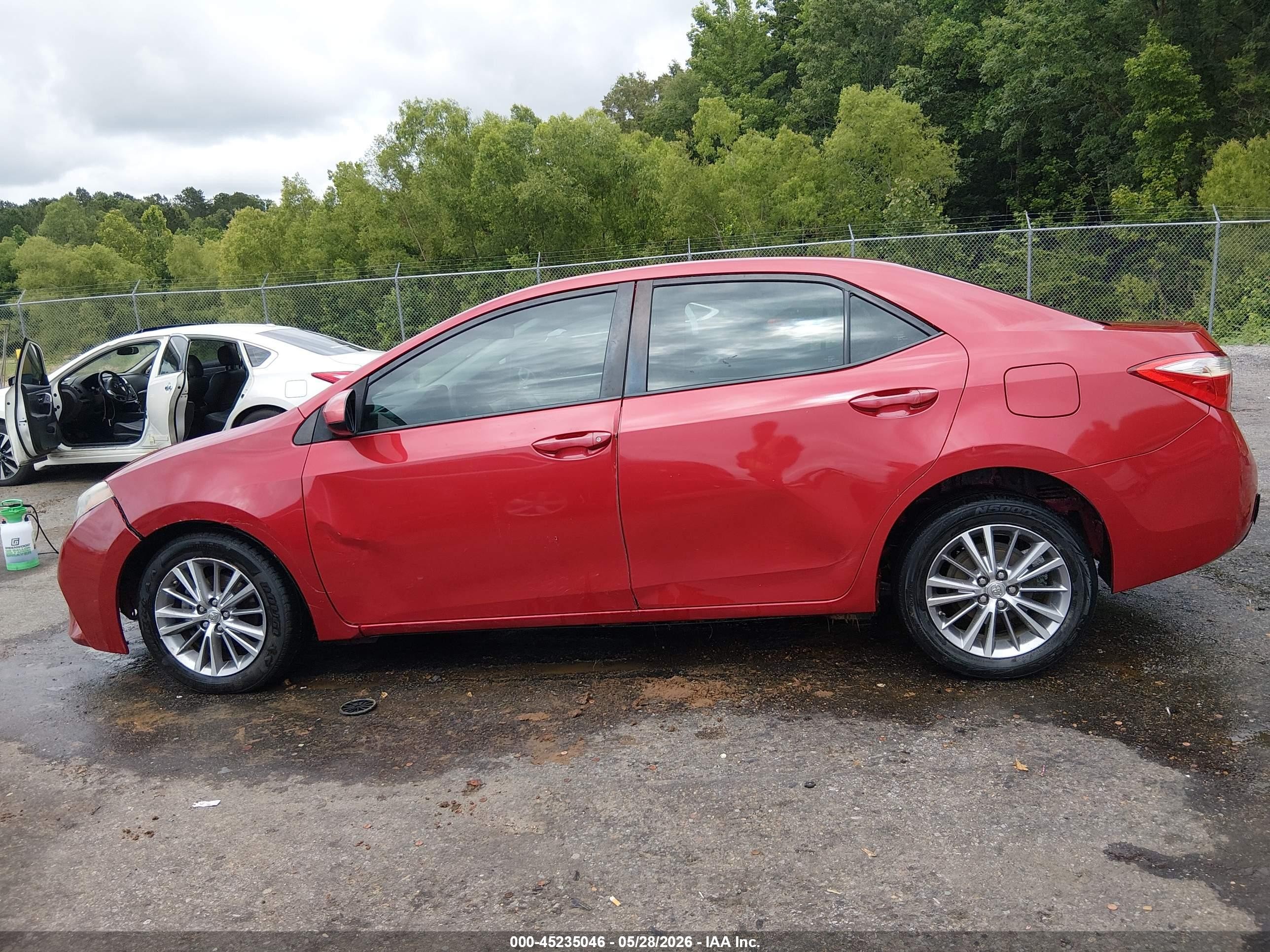 2015 Toyota Corolla Le Plus Red vin: 5YFBURHE6FP279499