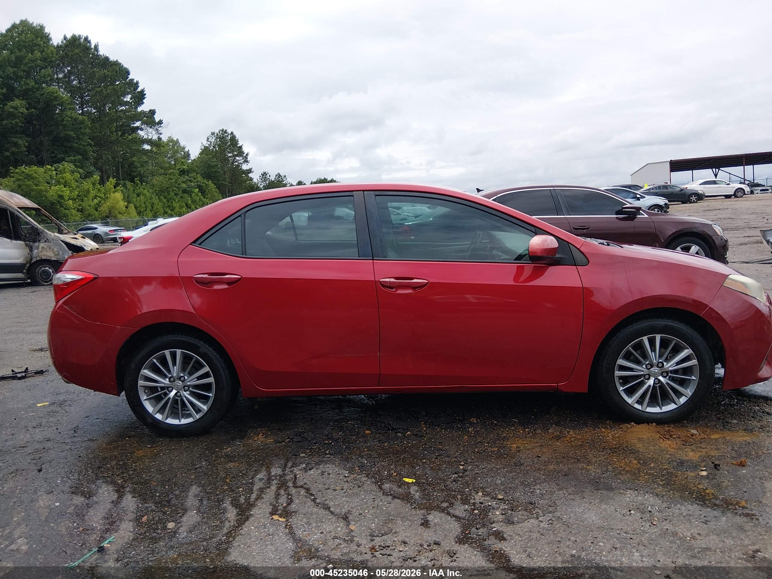 2015 Toyota Corolla Le Plus Red vin: 5YFBURHE6FP279499