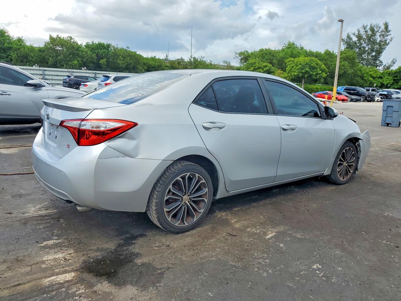 2015 Toyota Corolla S Plus Silver vin: 5YFBURHE6FP349907