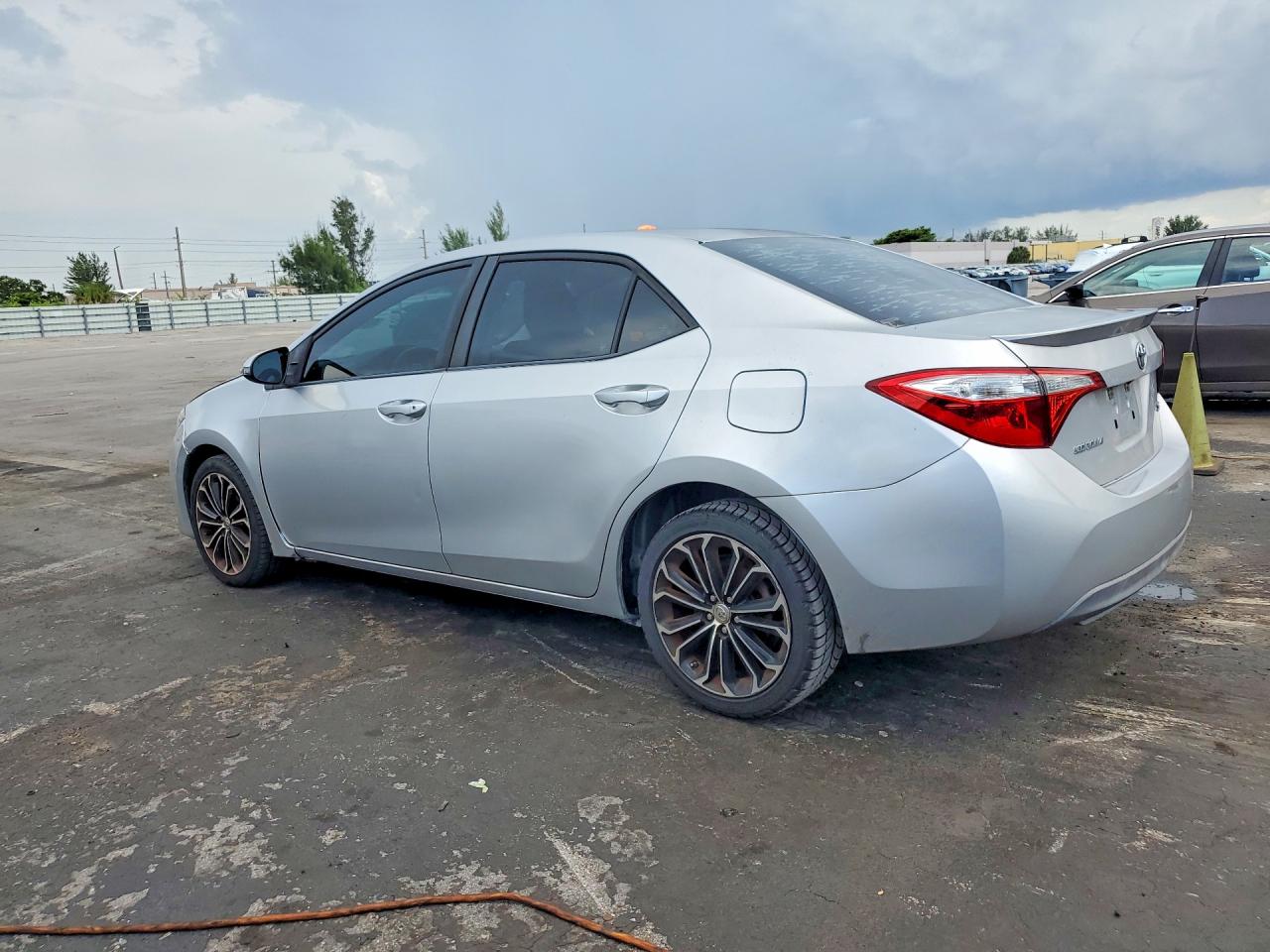 2015 Toyota Corolla S Plus Silver vin: 5YFBURHE6FP349907