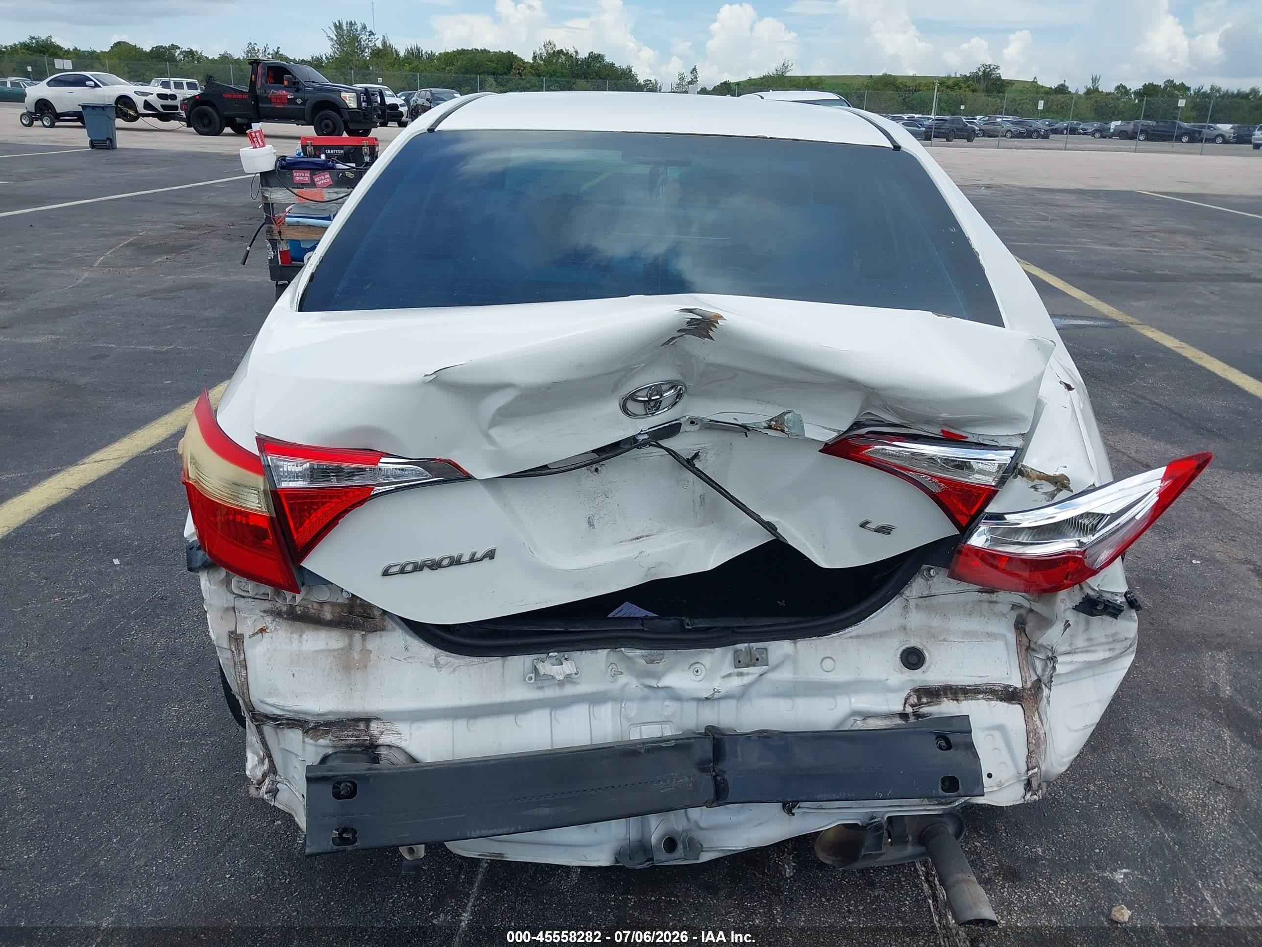 2014 Toyota Corolla Le White vin: 5YFBURHE7EP033494