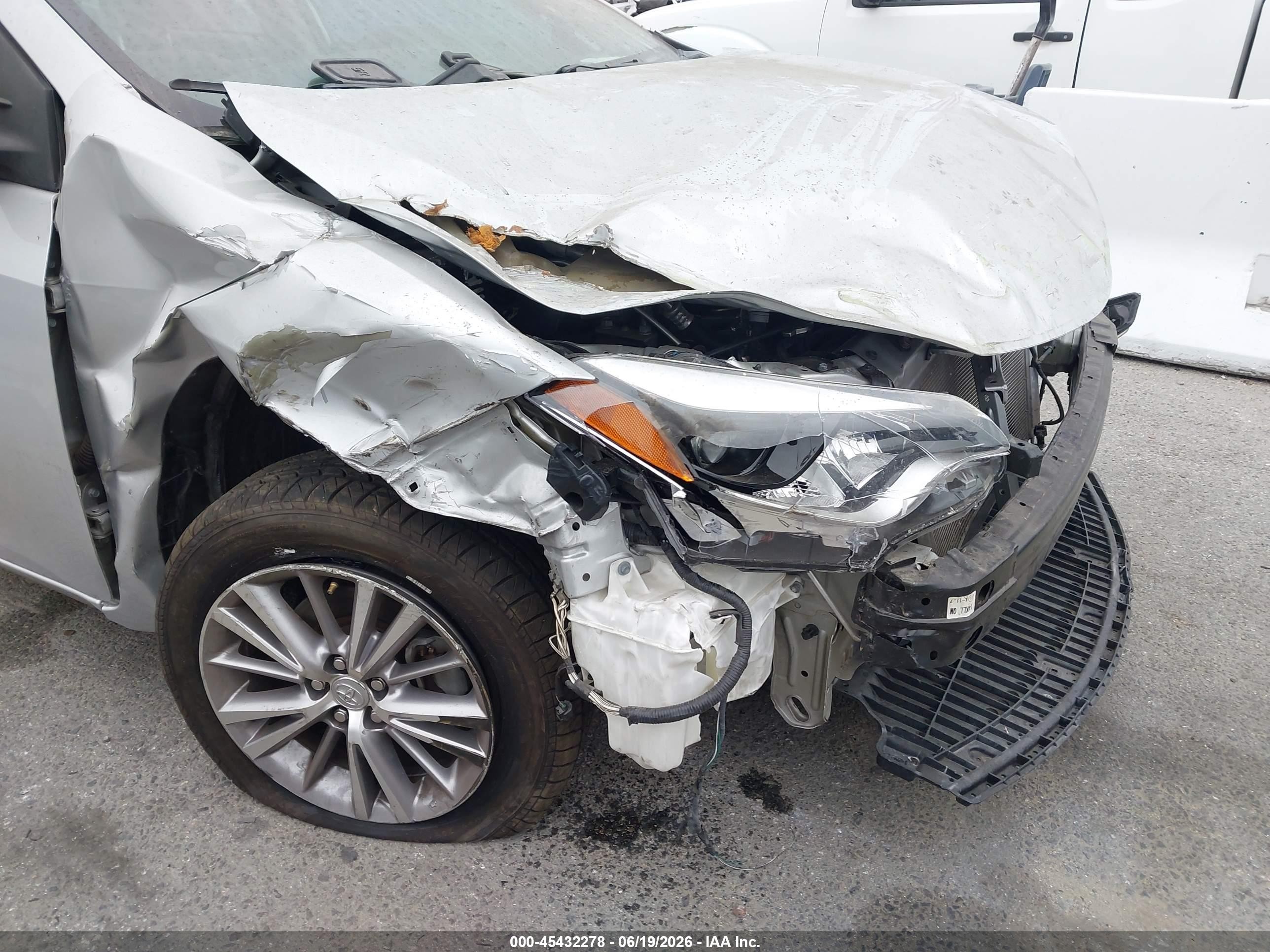 2015 Toyota Corolla Le Plus Silver vin: 5YFBURHE7FP211700