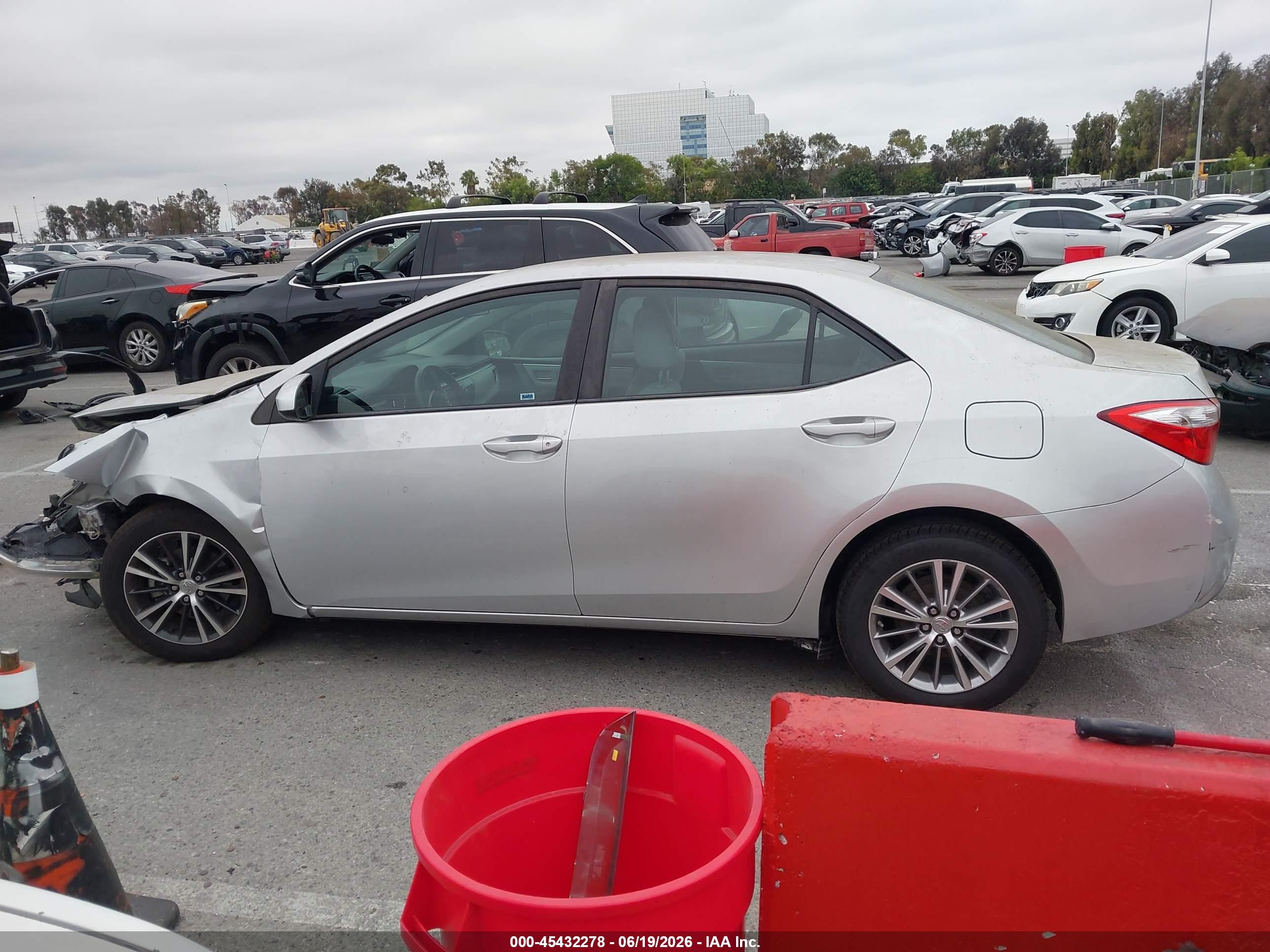 2015 Toyota Corolla Le Plus Silver vin: 5YFBURHE7FP211700