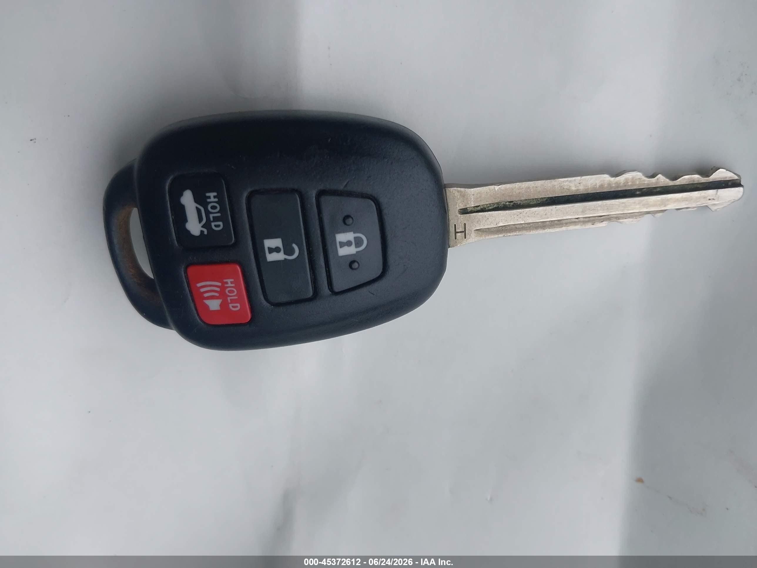 2015 Toyota Corolla Le Plus White vin: 5YFBURHE7FP257785