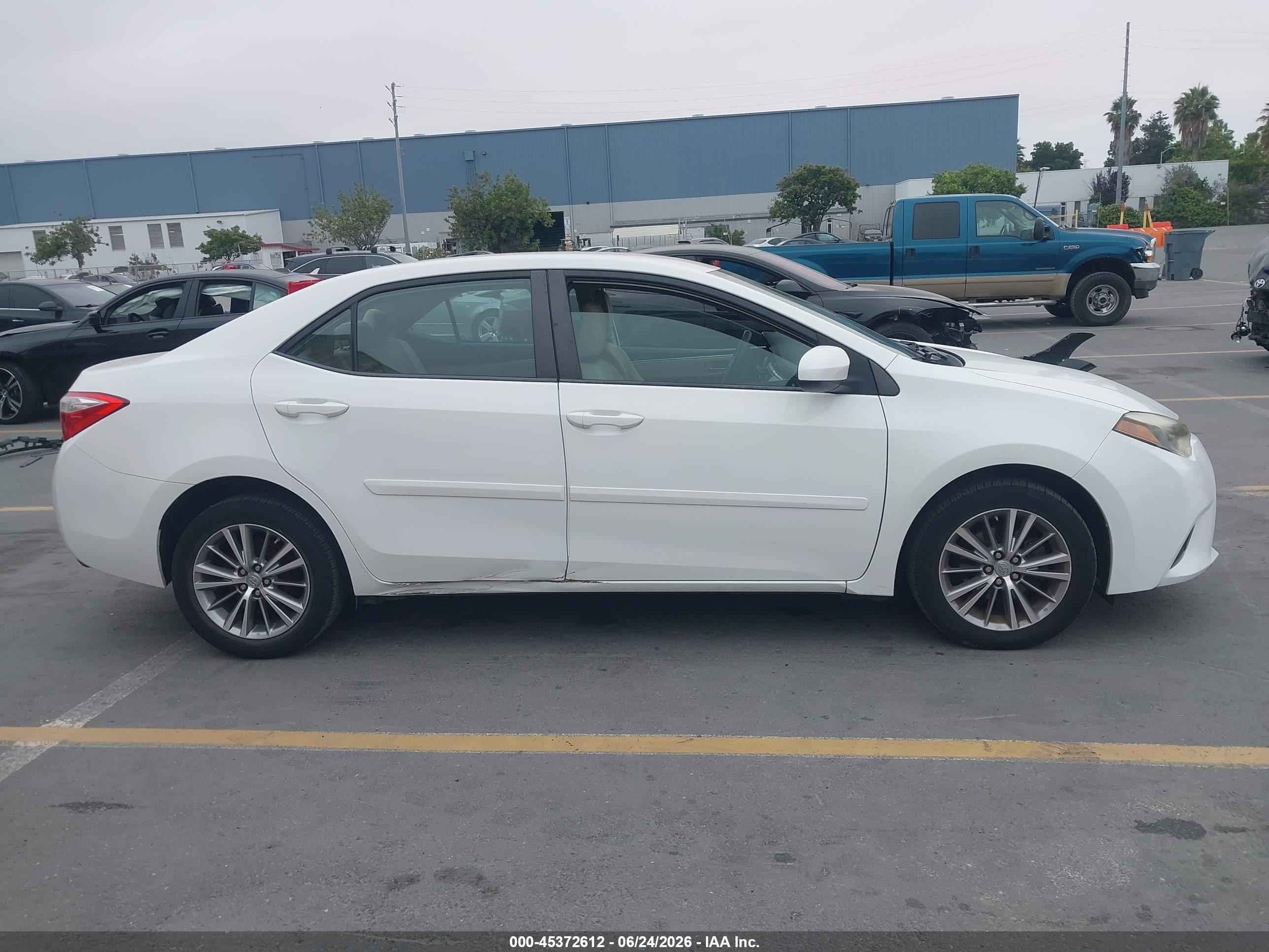 2015 Toyota Corolla Le Plus White vin: 5YFBURHE7FP257785