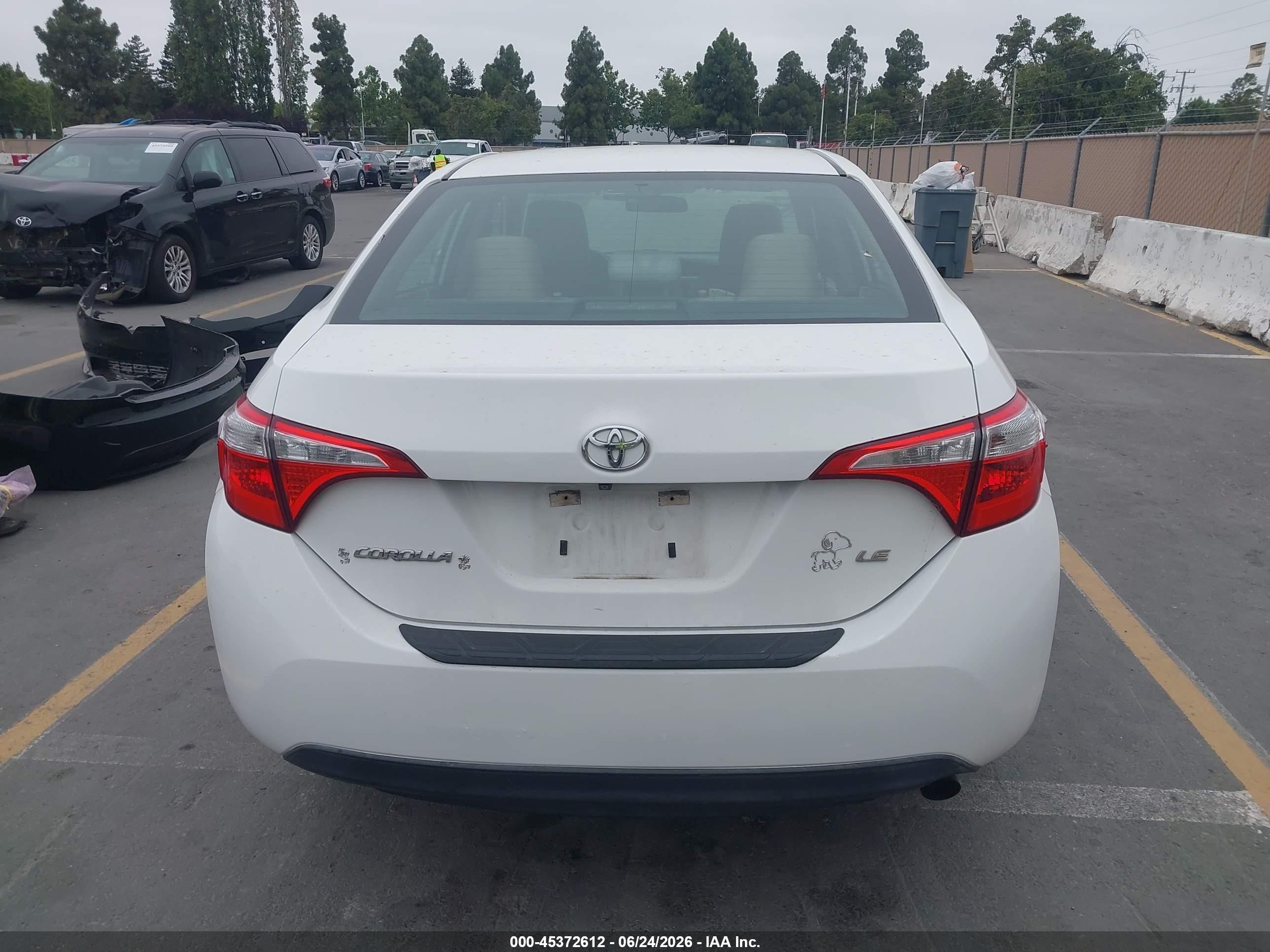 2015 Toyota Corolla Le Plus White vin: 5YFBURHE7FP257785