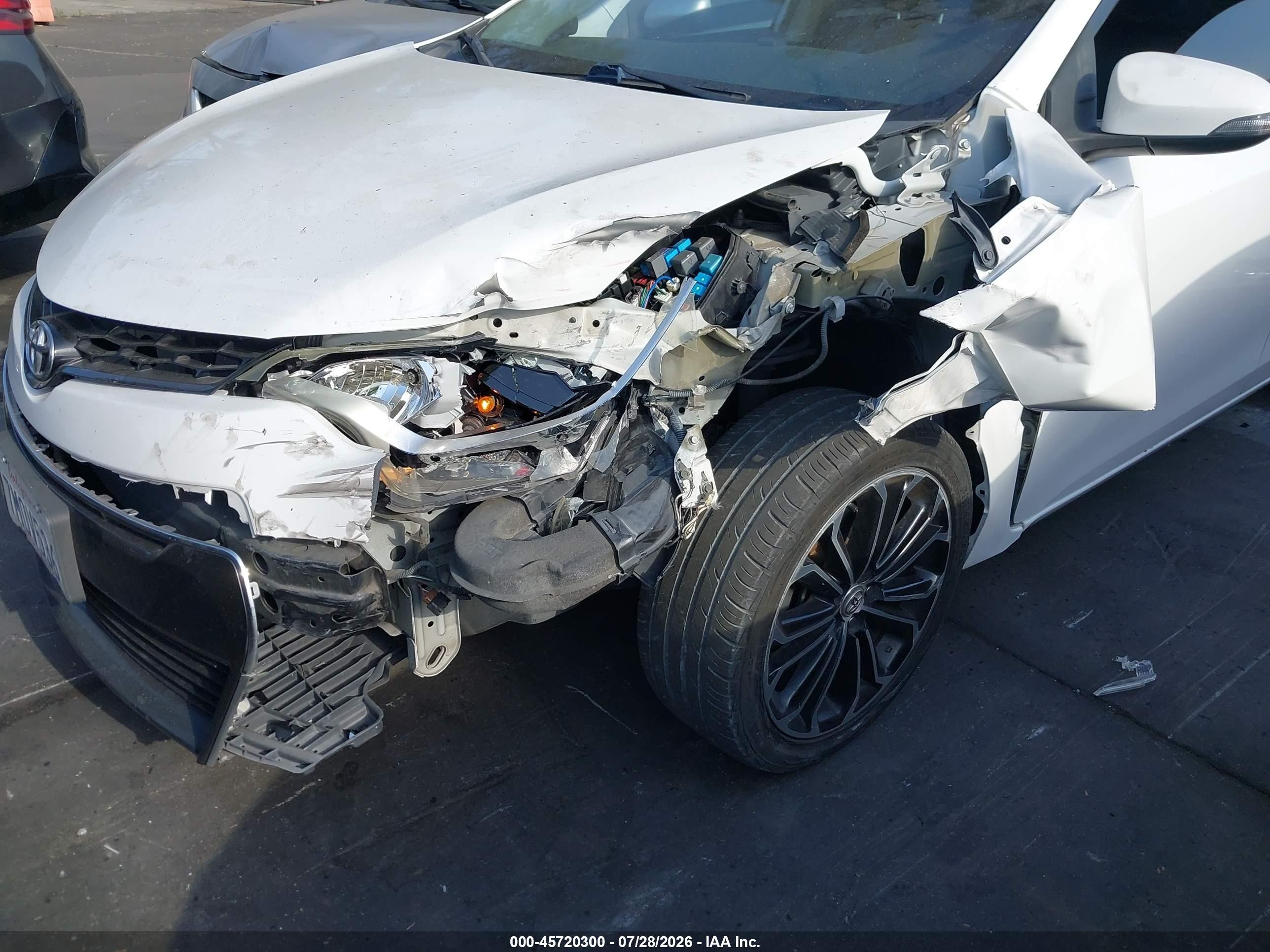 2015 Toyota Corolla S Plus White vin: 5YFBURHE7FP328127