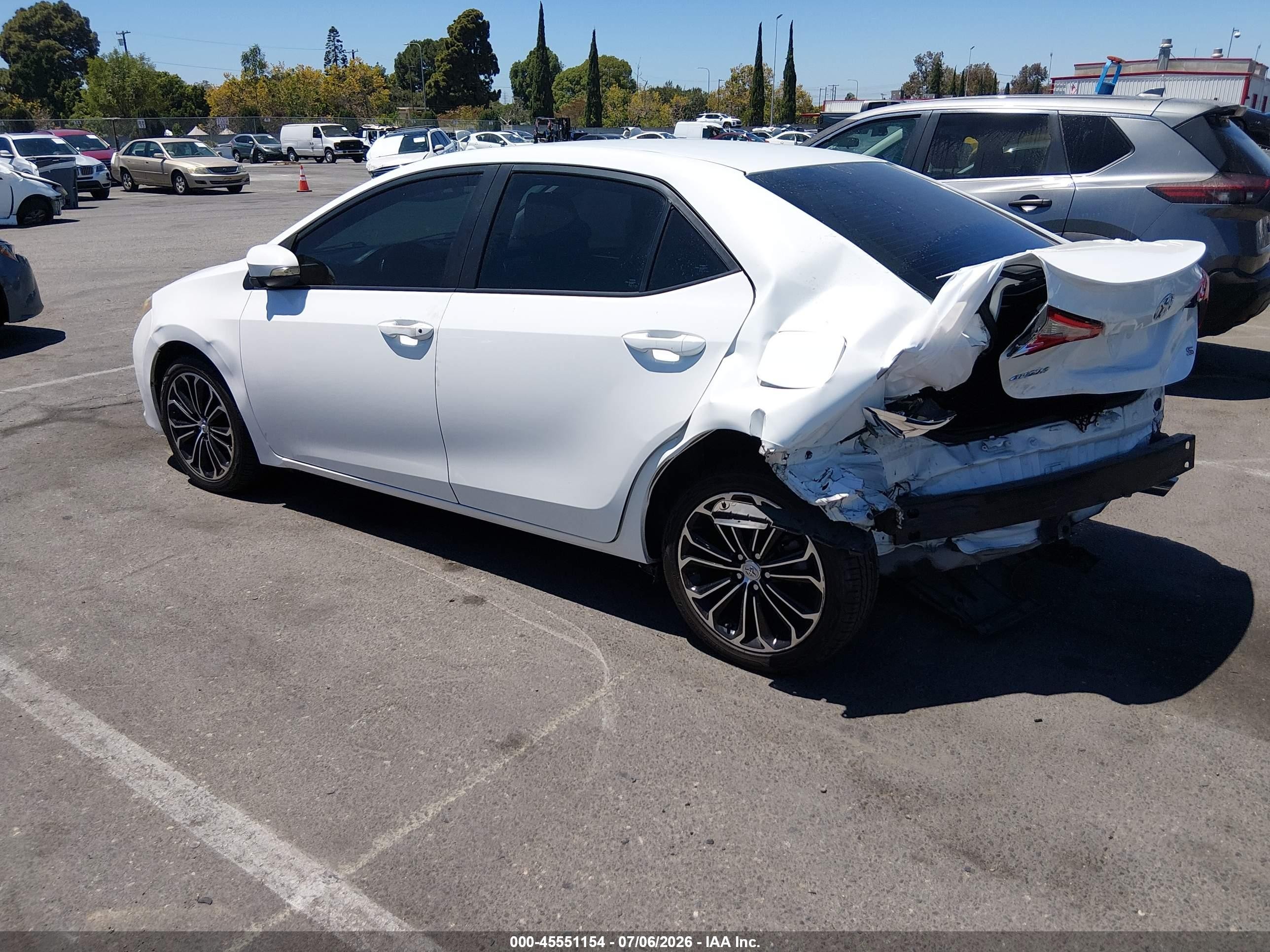 2015 Toyota Corolla S Plus White vin: 5YFBURHE7FP354078