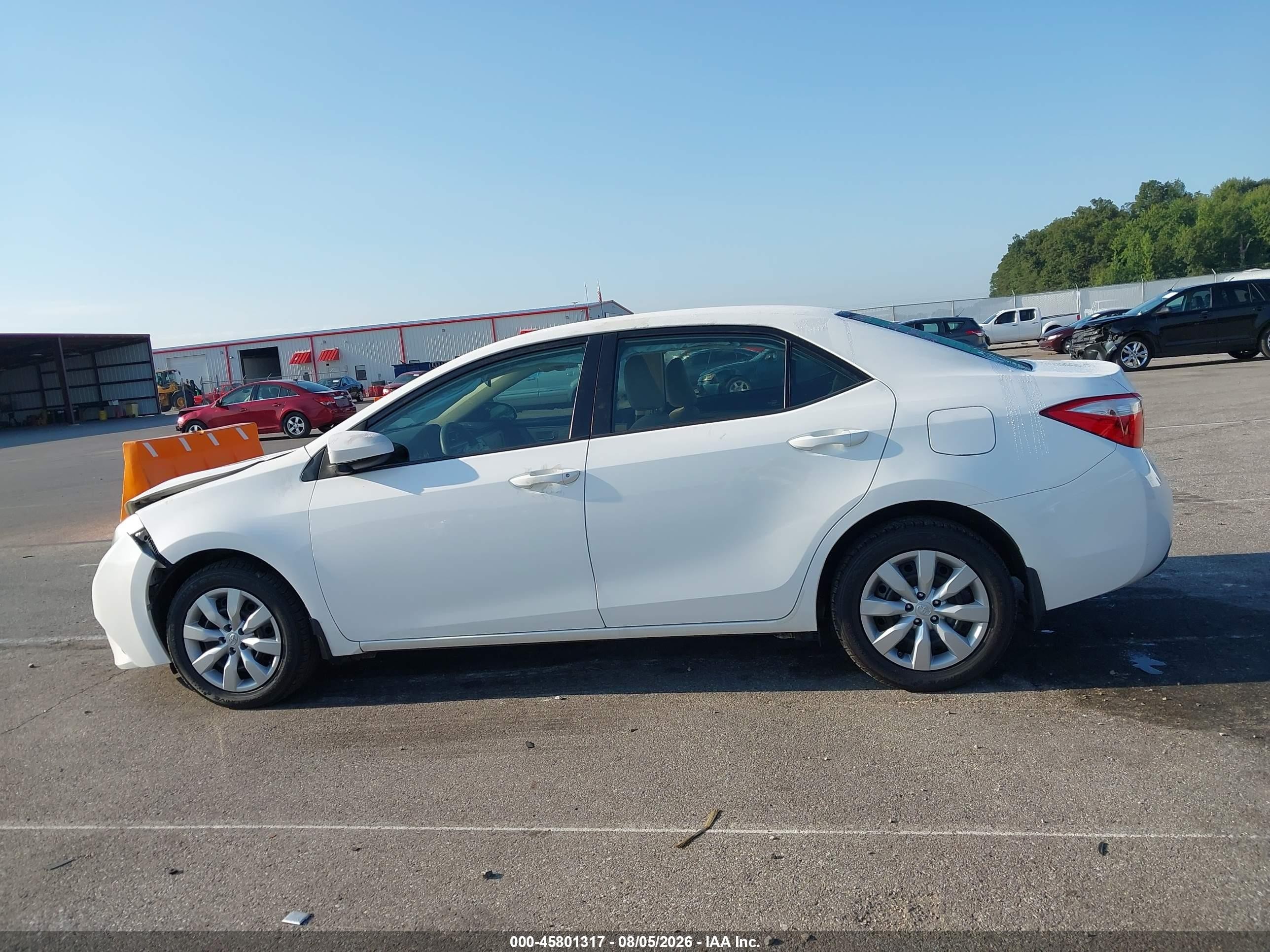 2016 Toyota Corolla Le White vin: 5YFBURHE7GP515482
