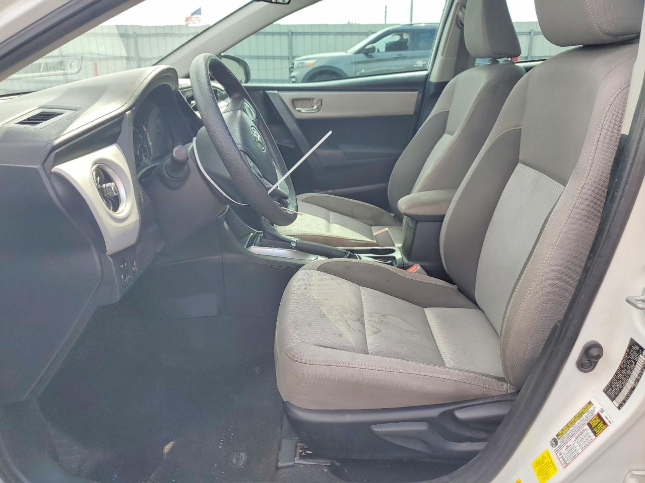 2018 Toyota Corolla Le White vin: 5YFBURHE7JP836770