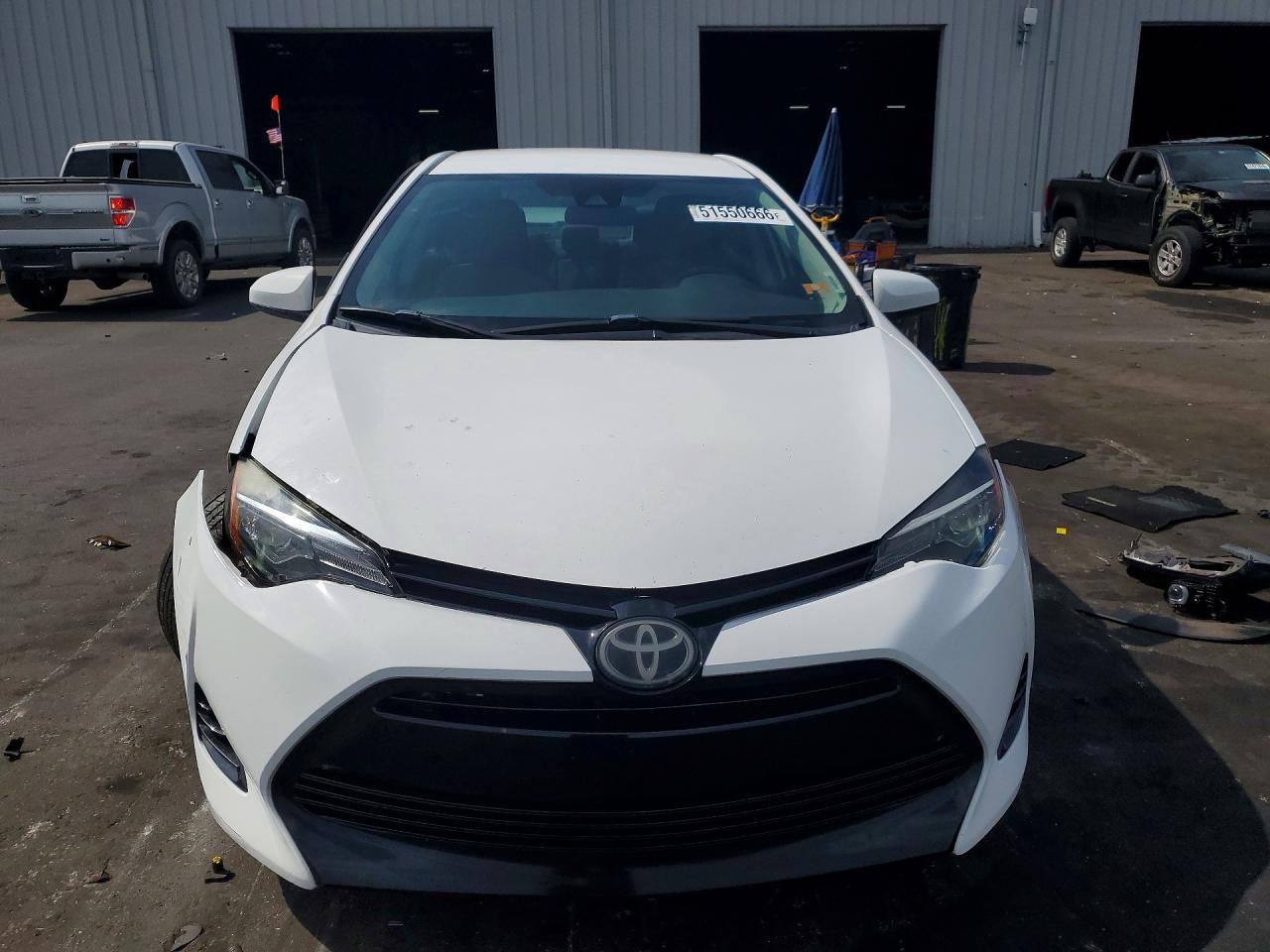 2018 Toyota Corolla Le White vin: 5YFBURHE7JP836770