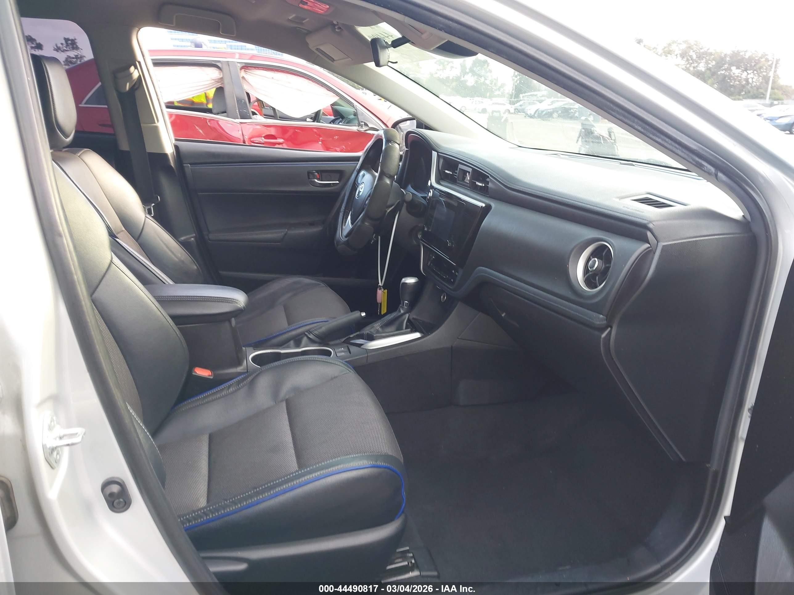 2019 Toyota Corolla Se Серебряный vin: 5YFBURHE7KP910240