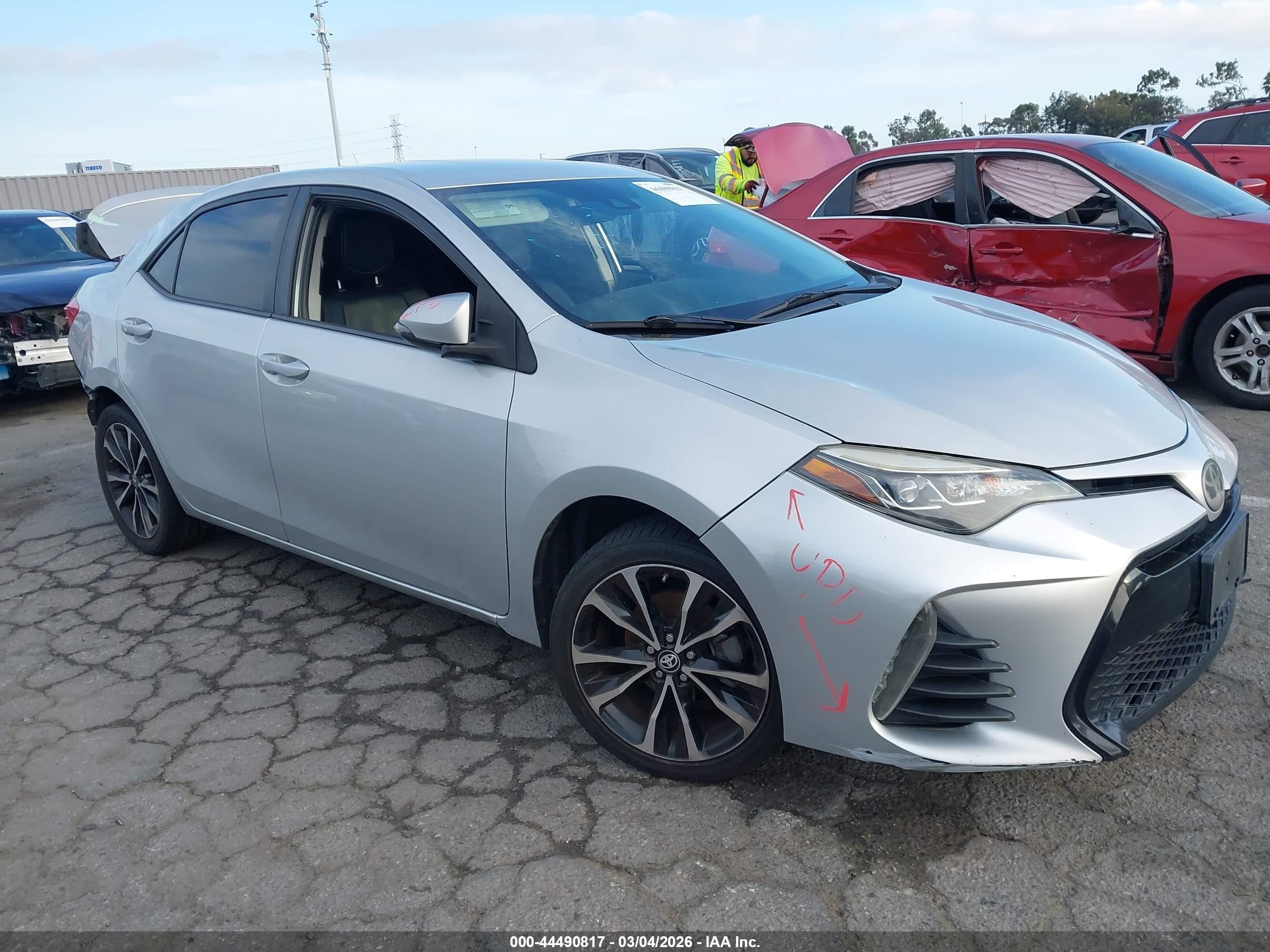2019 Toyota Corolla Se Серебряный vin: 5YFBURHE7KP910240