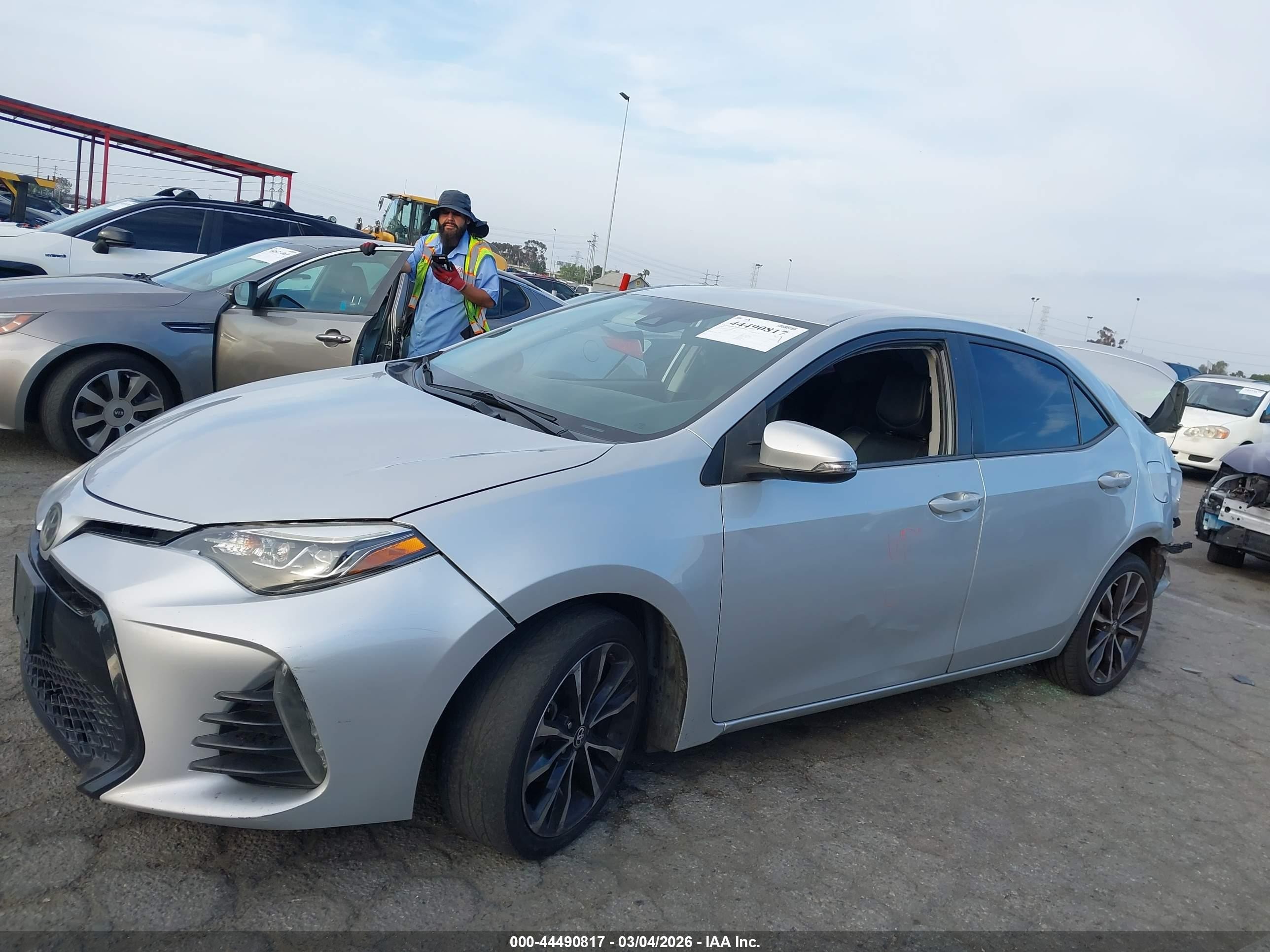 2019 Toyota Corolla Se Серебряный vin: 5YFBURHE7KP910240