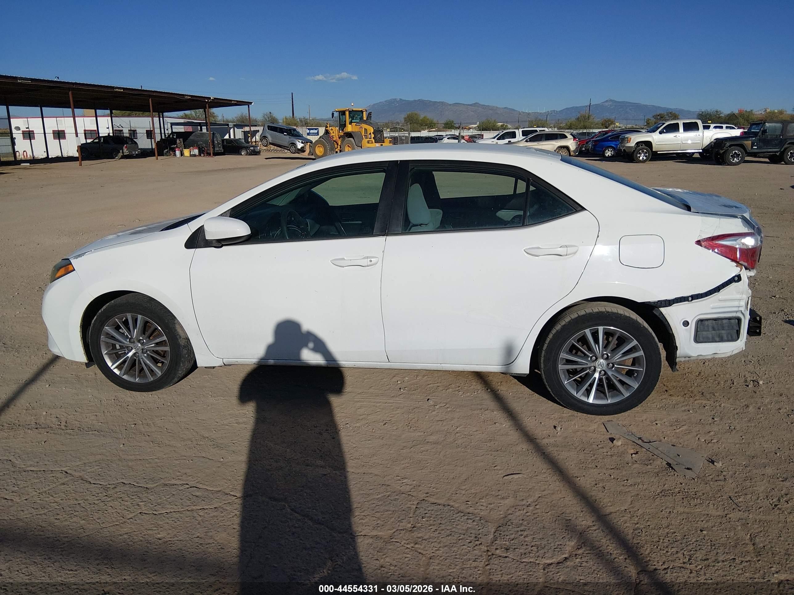 2014 Toyota Corolla Le Plus White vin: 5YFBURHE8EP008250