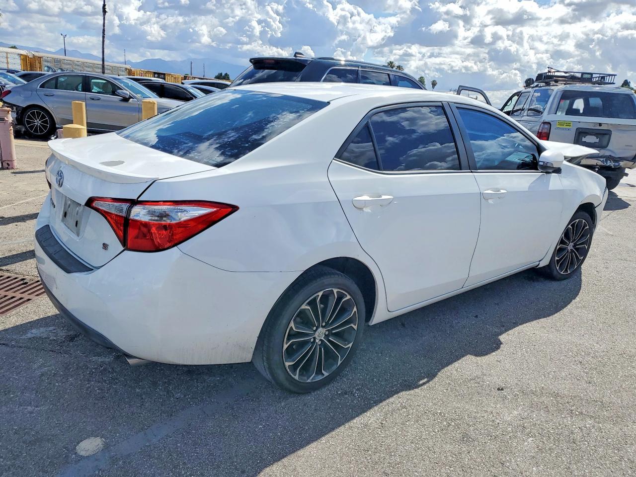 2014 Toyota Corolla S Plus White vin: 5YFBURHE8EP015165