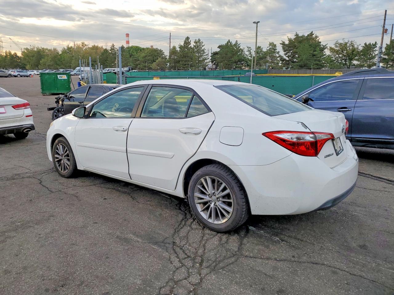 2014 Toyota Corolla Le Plus White vin: 5YFBURHE8EP028000