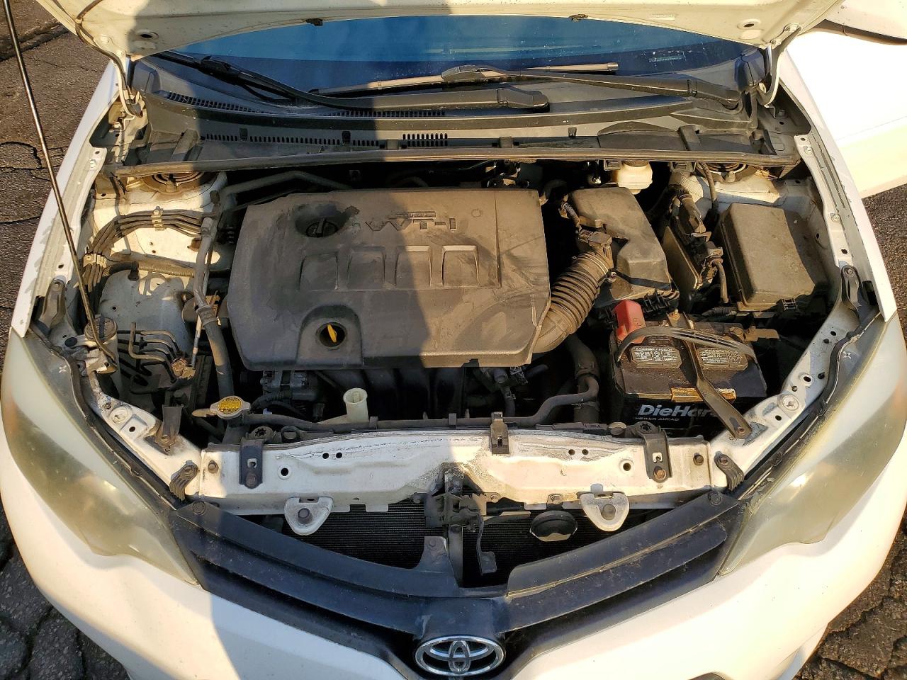 2014 Toyota Corolla Le Plus White vin: 5YFBURHE8EP028000