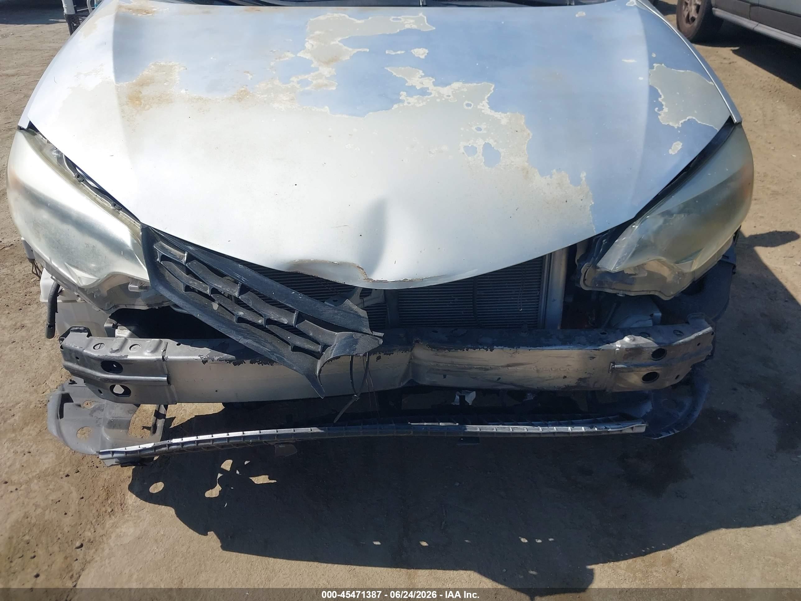 2014 Toyota Corolla L Silver vin: 5YFBURHE8EP105948