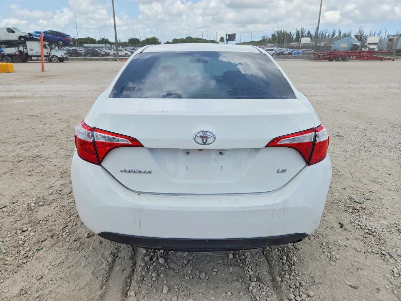 2015 Toyota Corolla Le White vin: 5YFBURHE8FP217148