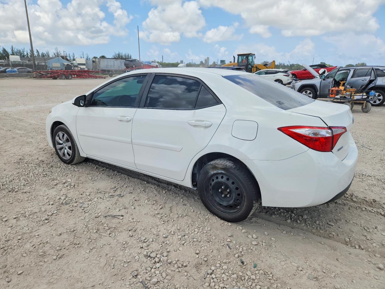 2015 Toyota Corolla Le White vin: 5YFBURHE8FP217148