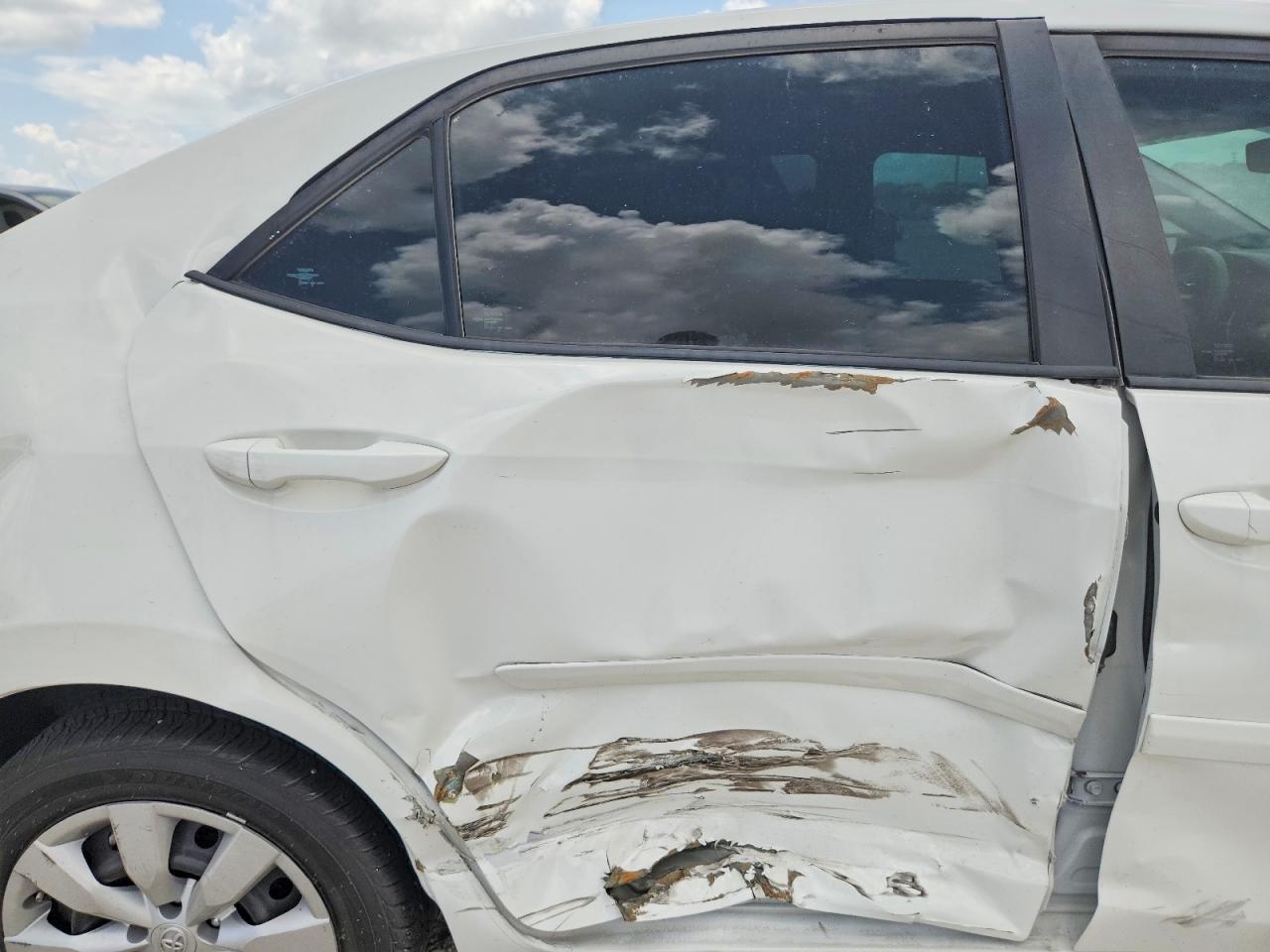 2015 Toyota Corolla Le White vin: 5YFBURHE8FP217148