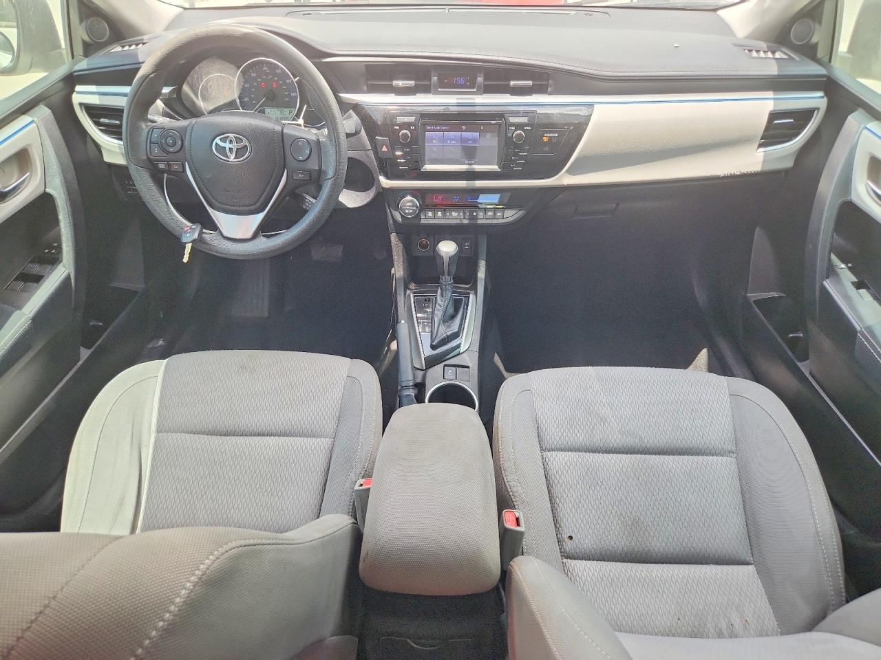 2015 Toyota Corolla Le White vin: 5YFBURHE8FP217148