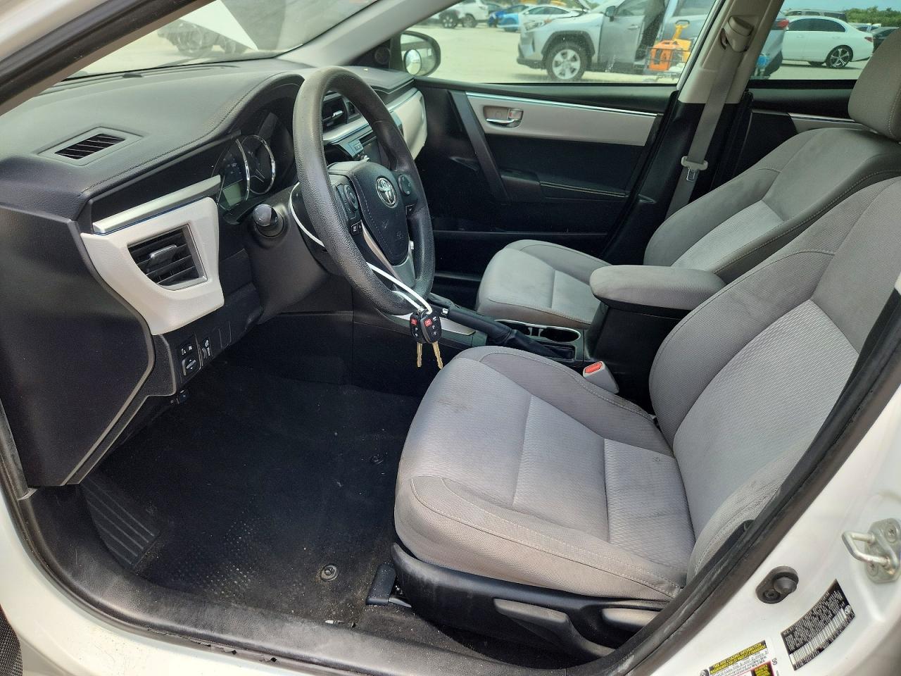 2015 Toyota Corolla Le White vin: 5YFBURHE8FP217148