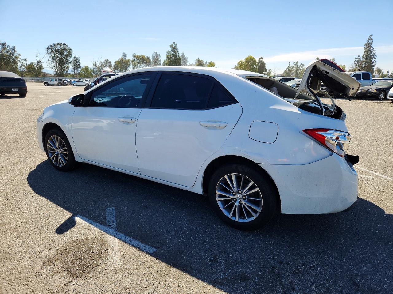 2015 Toyota Corolla Le Plus White vin: 5YFBURHE8FP238596