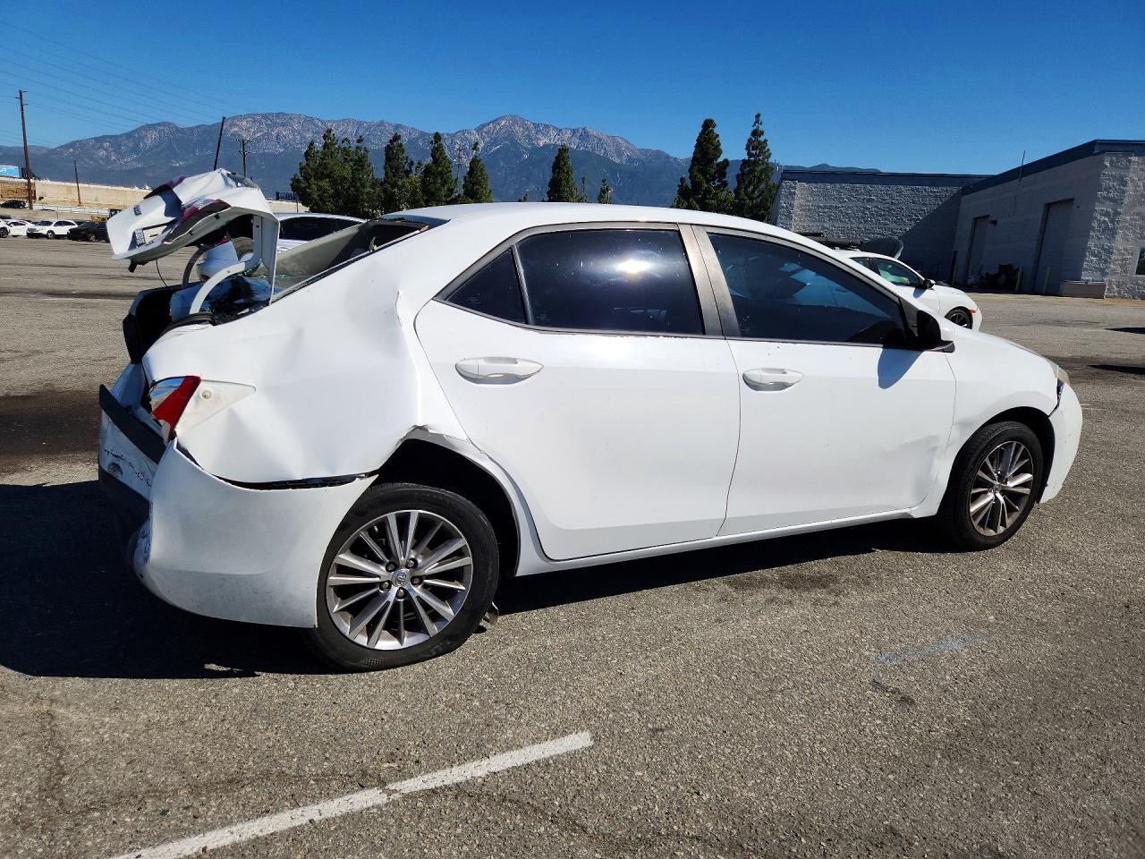 2015 Toyota Corolla Le Plus White vin: 5YFBURHE8FP238596