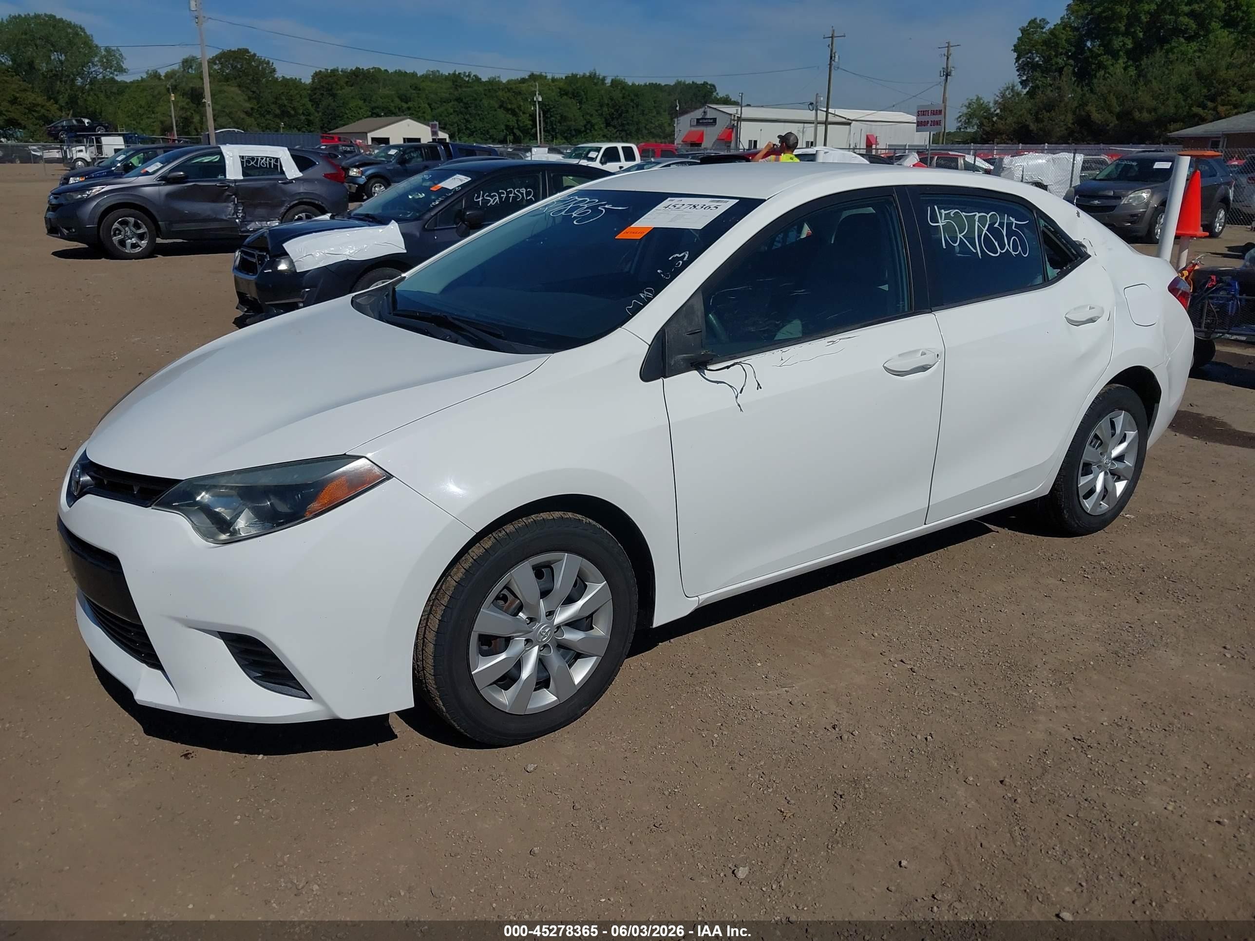 2015 Toyota Corolla Le White vin: 5YFBURHE8FP239084