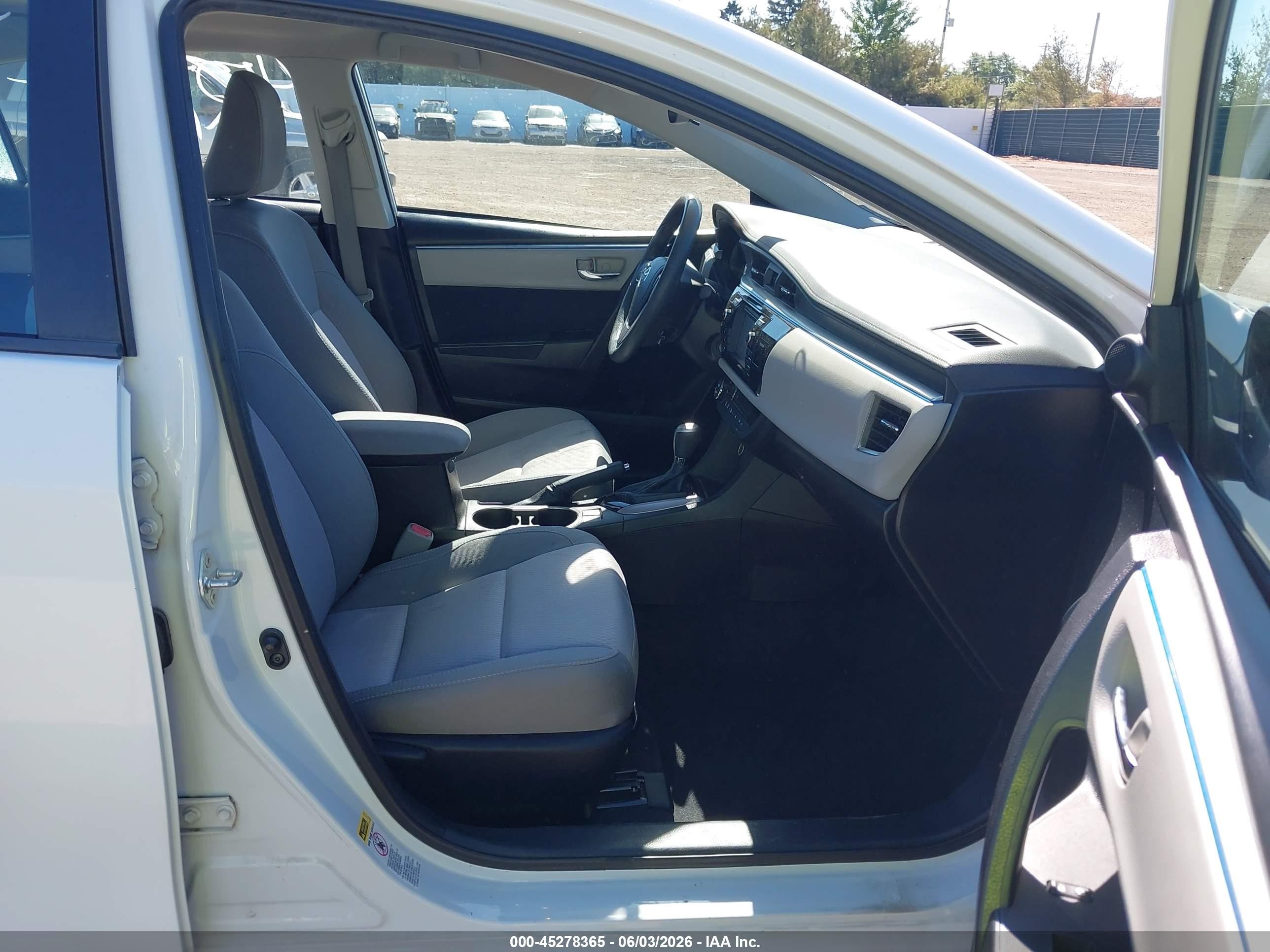 2015 Toyota Corolla Le White vin: 5YFBURHE8FP239084