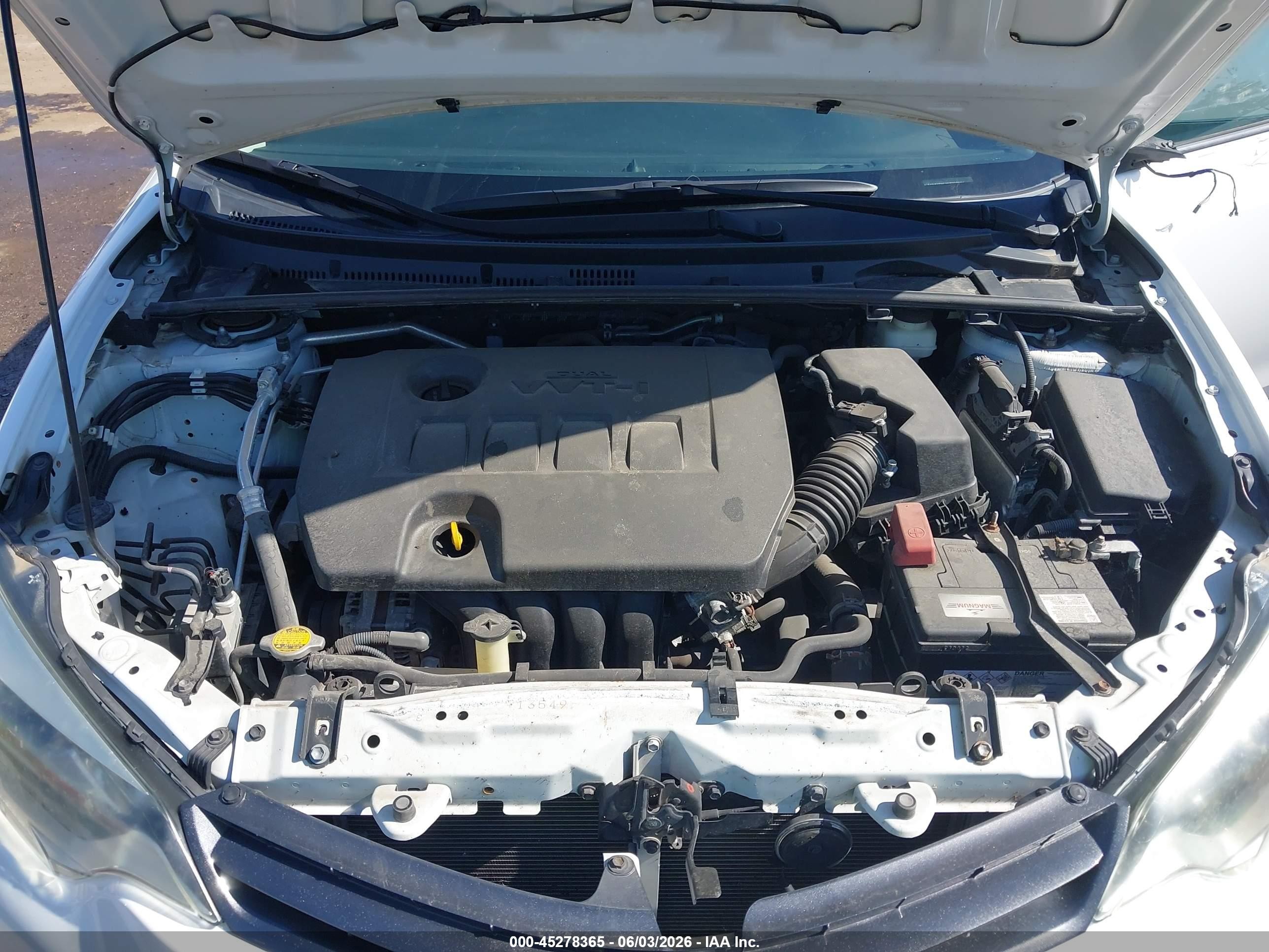 2015 Toyota Corolla Le White vin: 5YFBURHE8FP239084