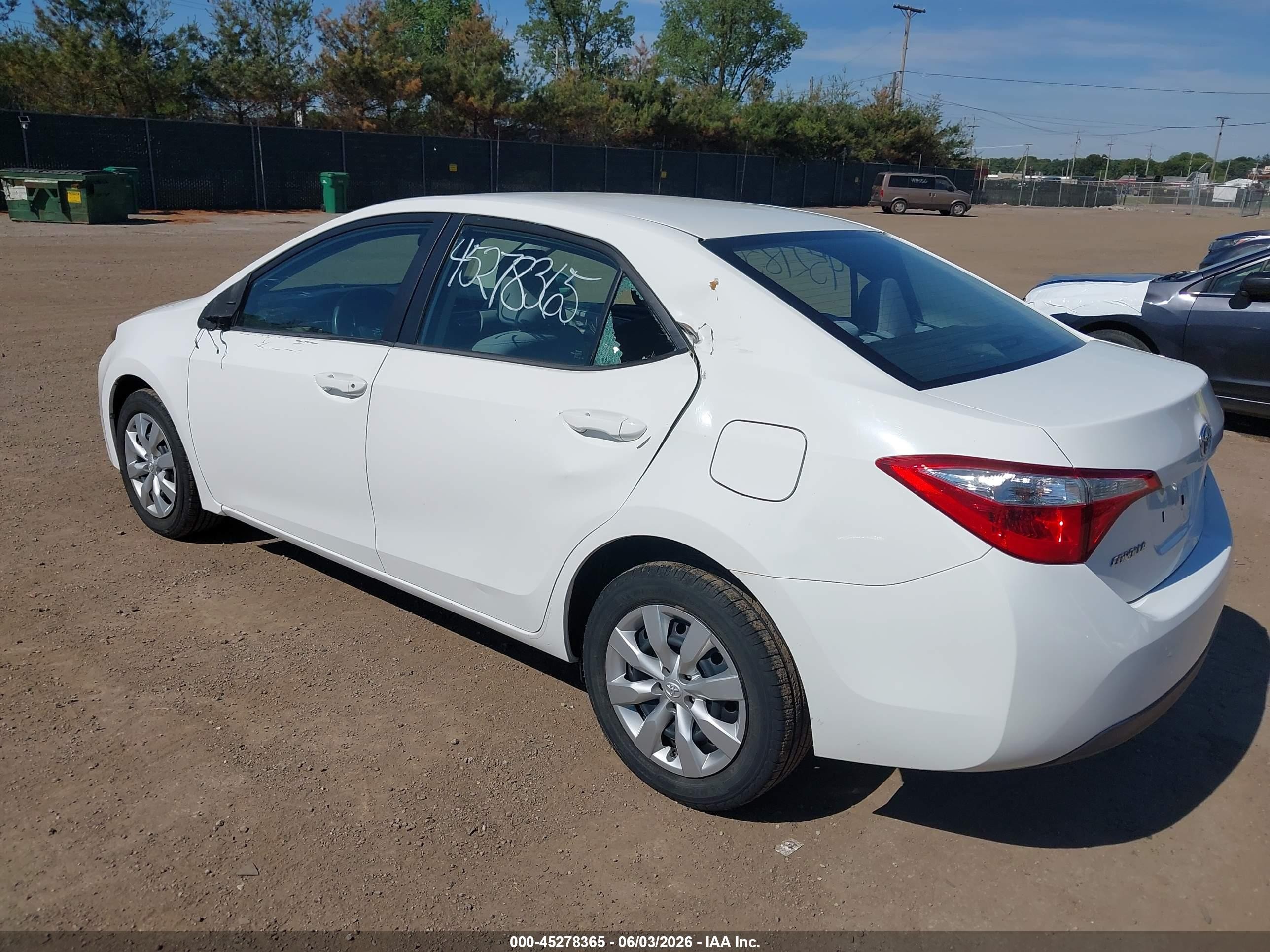 2015 Toyota Corolla Le White vin: 5YFBURHE8FP239084