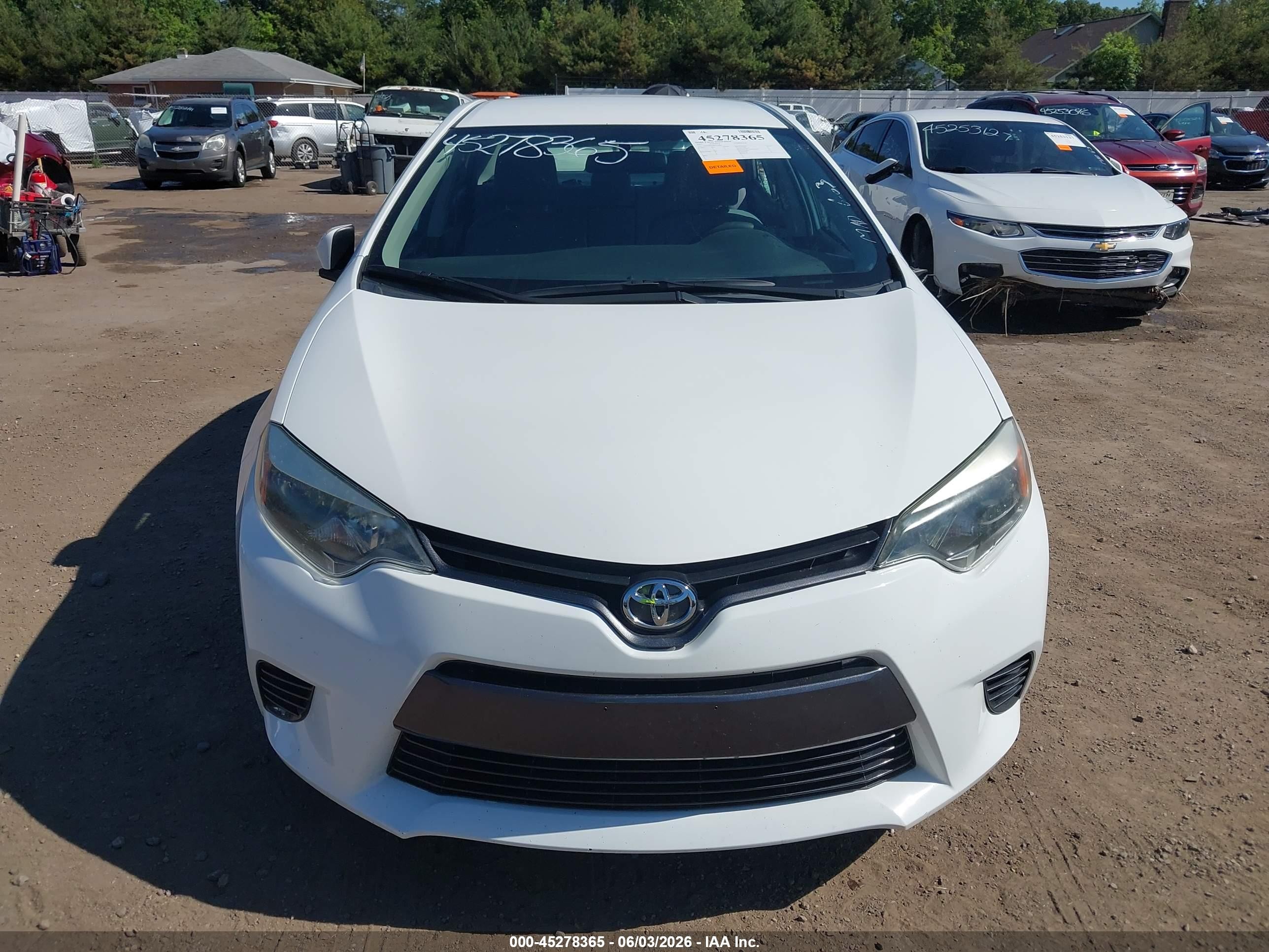 2015 Toyota Corolla Le White vin: 5YFBURHE8FP239084