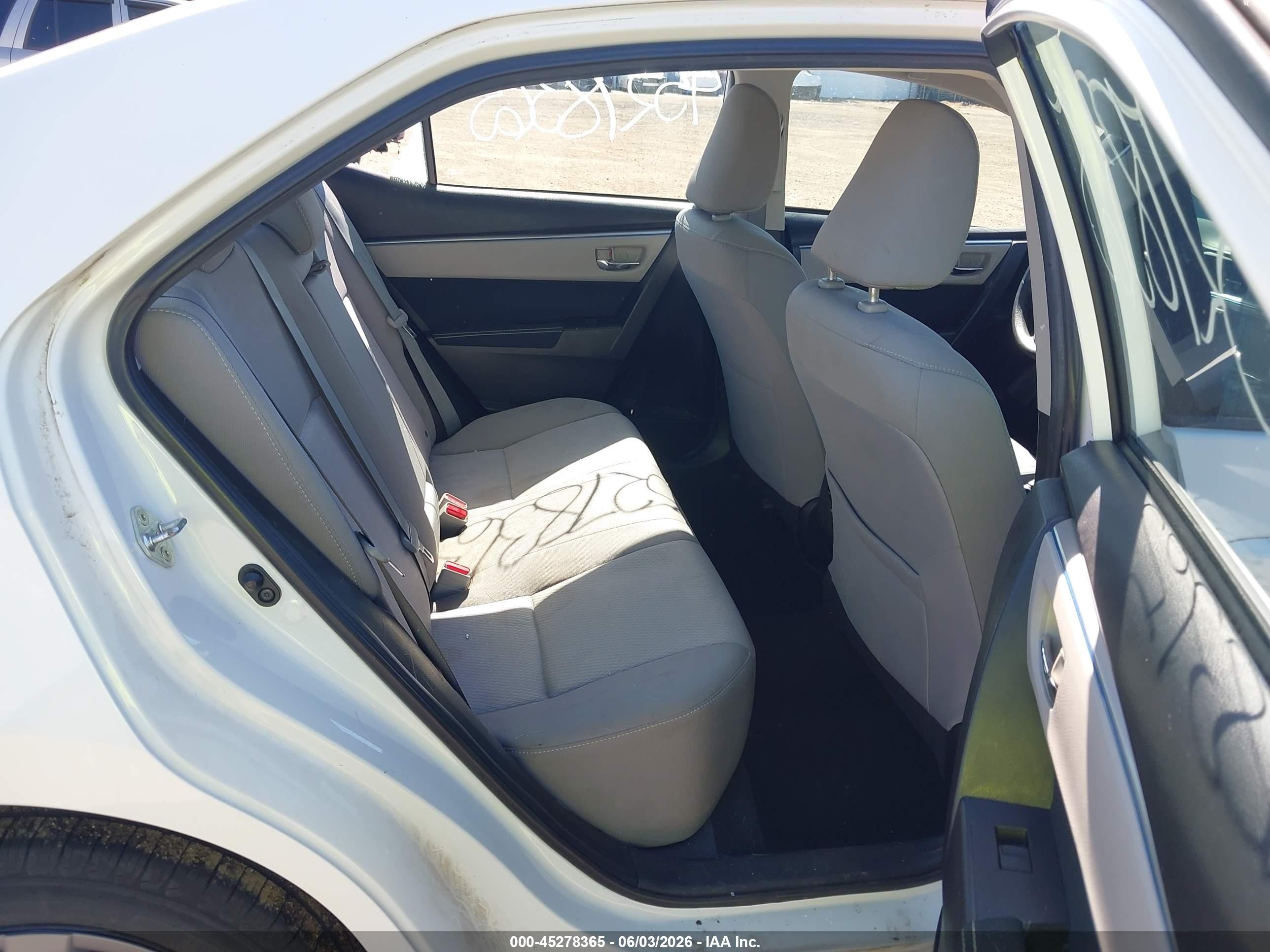 2015 Toyota Corolla Le White vin: 5YFBURHE8FP239084