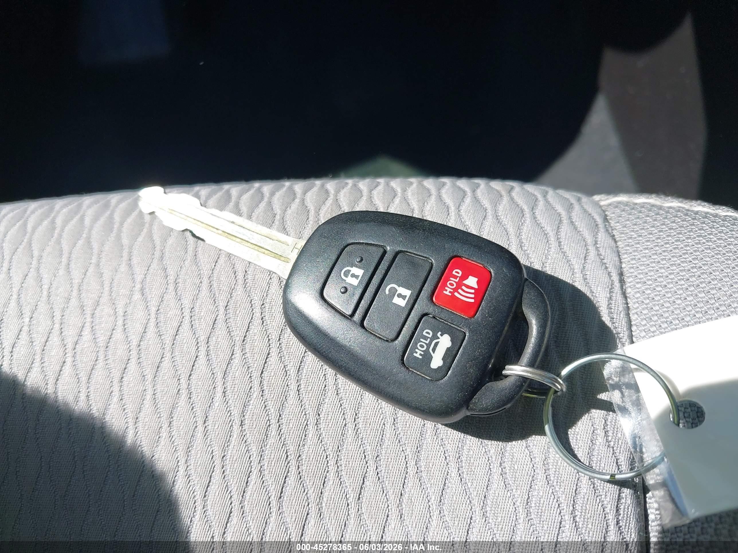 2015 Toyota Corolla Le White vin: 5YFBURHE8FP239084