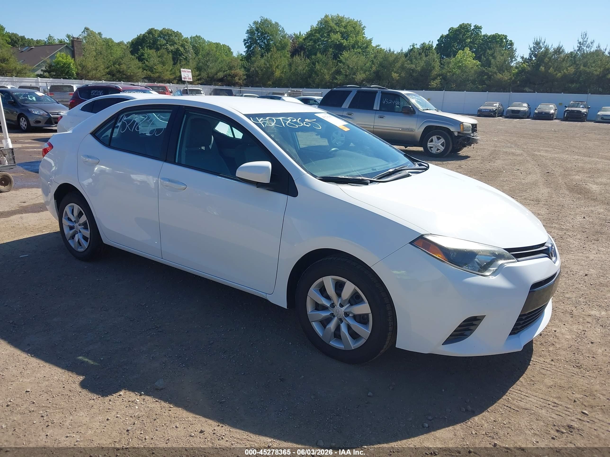 2015 Toyota Corolla Le White vin: 5YFBURHE8FP239084