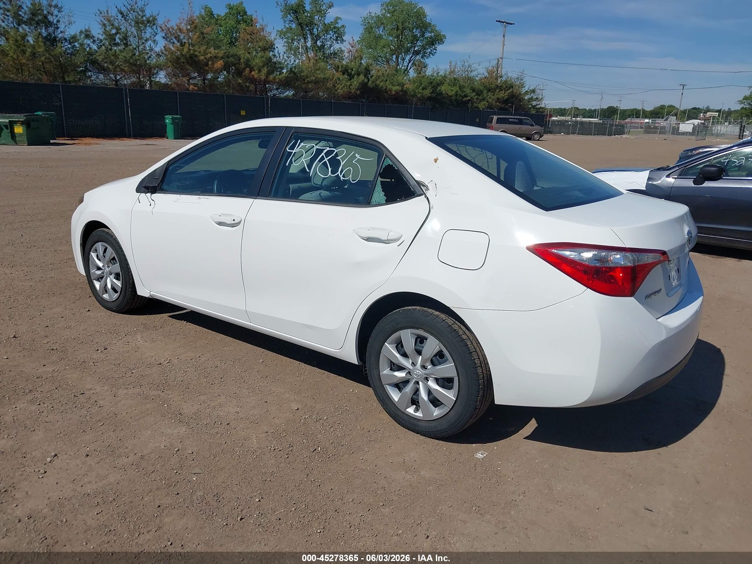 2015 Toyota Corolla Le White vin: 5YFBURHE8FP239084