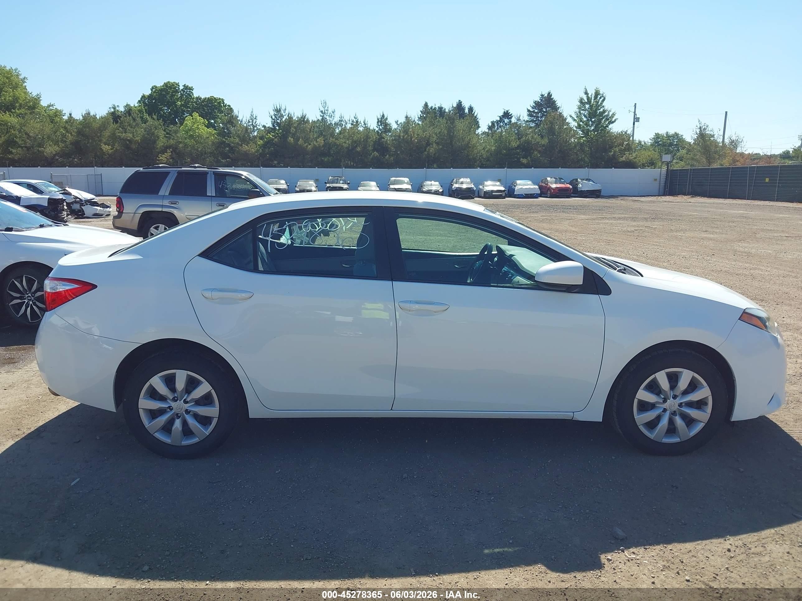 2015 Toyota Corolla Le White vin: 5YFBURHE8FP239084
