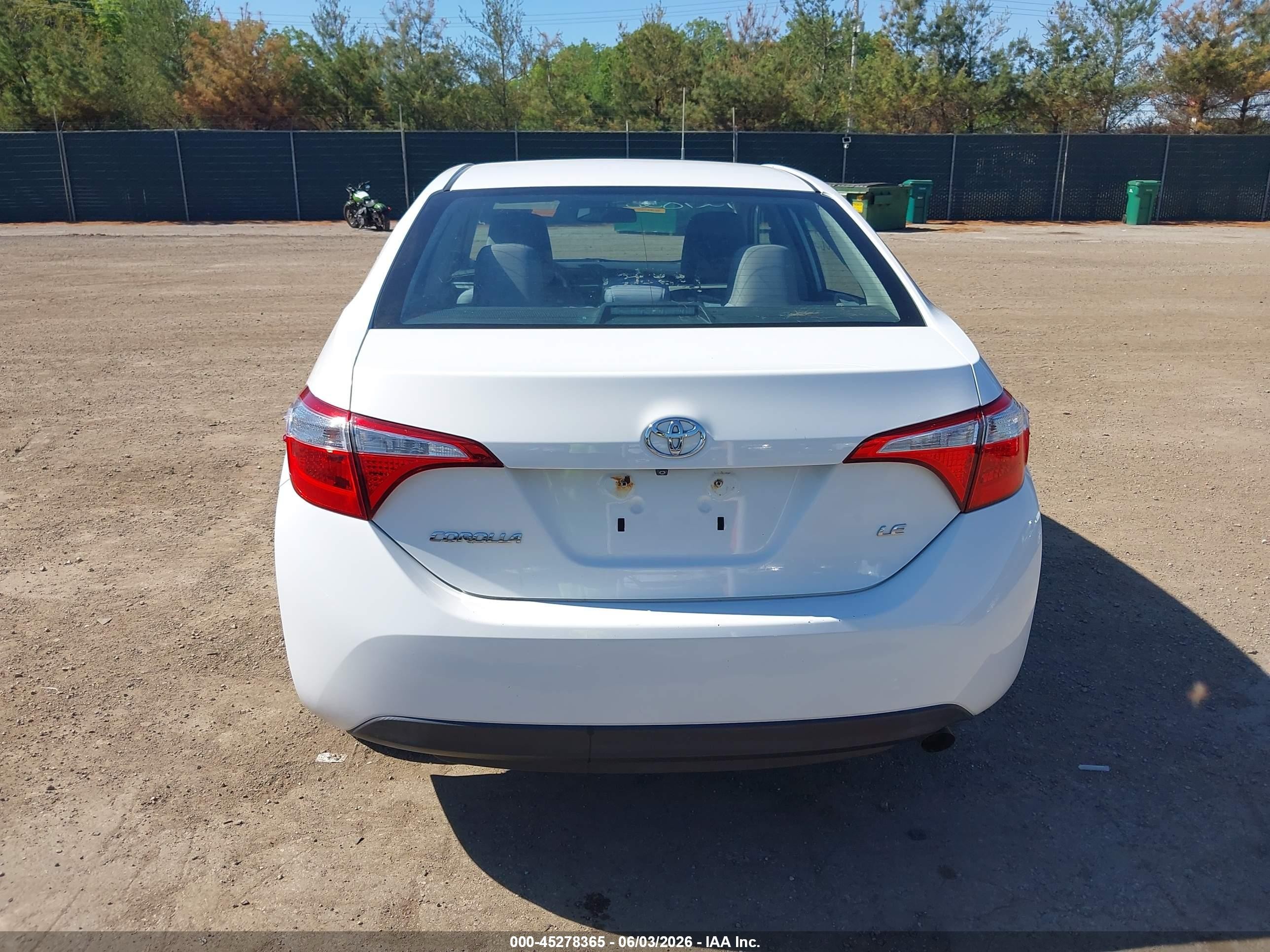 2015 Toyota Corolla Le White vin: 5YFBURHE8FP239084
