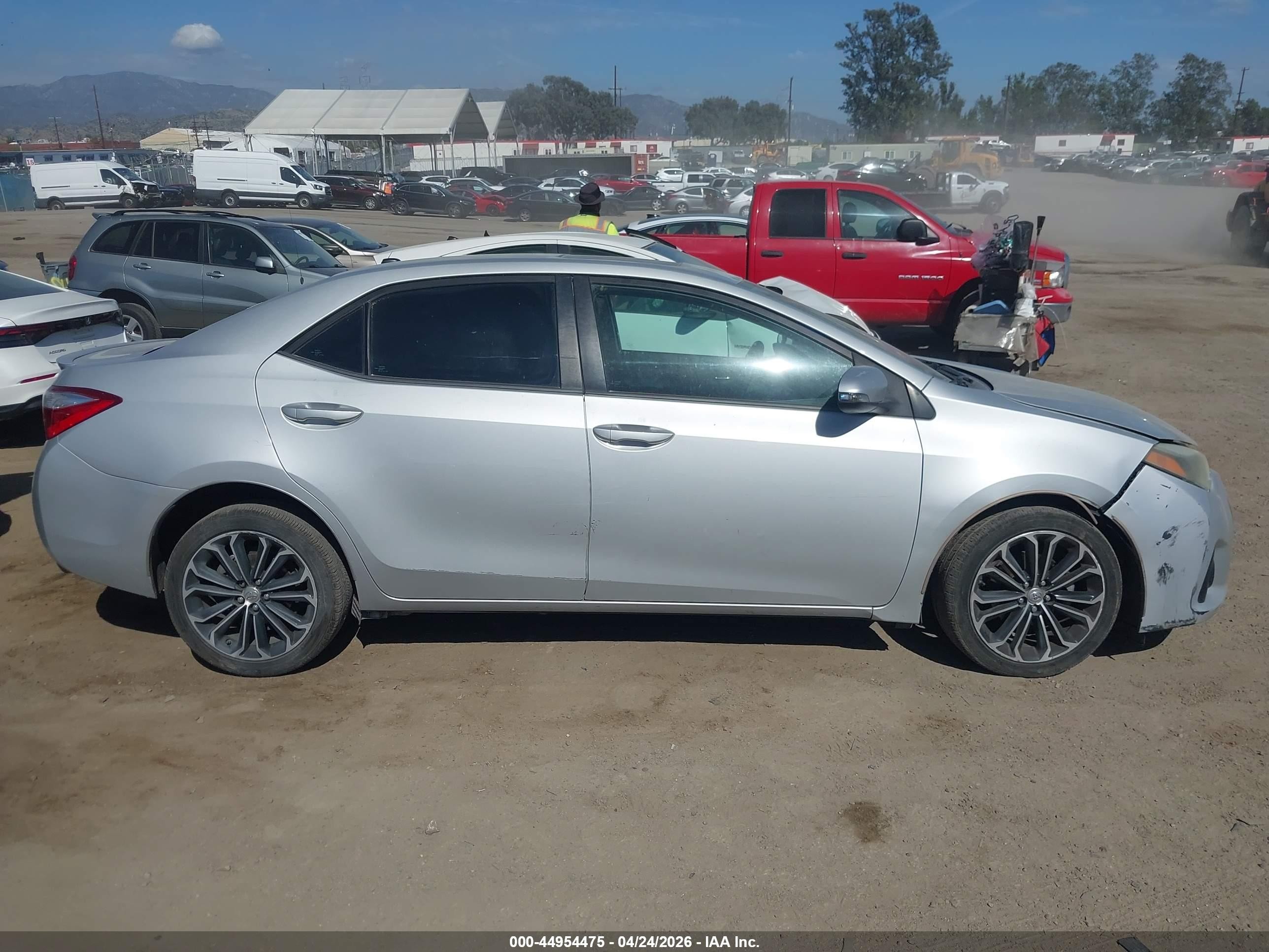 2015 Toyota Corolla S Plus Серебряный vin: 5YFBURHE8FP290519