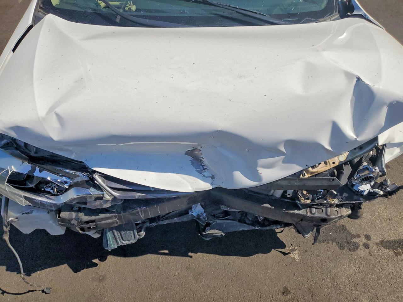 2015 Toyota Corolla Le Plus White vin: 5YFBURHE8FP303222