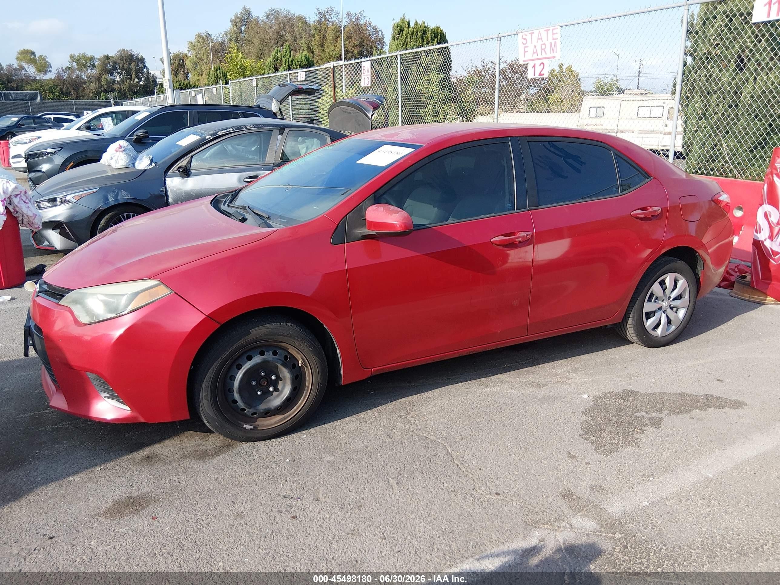 2015 Toyota Corolla Le Red vin: 5YFBURHE8FP324197