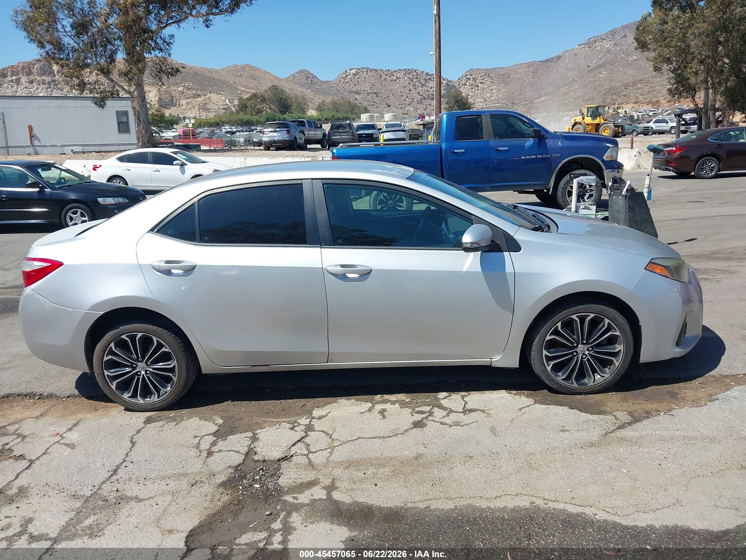 2015 Toyota Corolla S Plus Silver vin: 5YFBURHE8FP343347