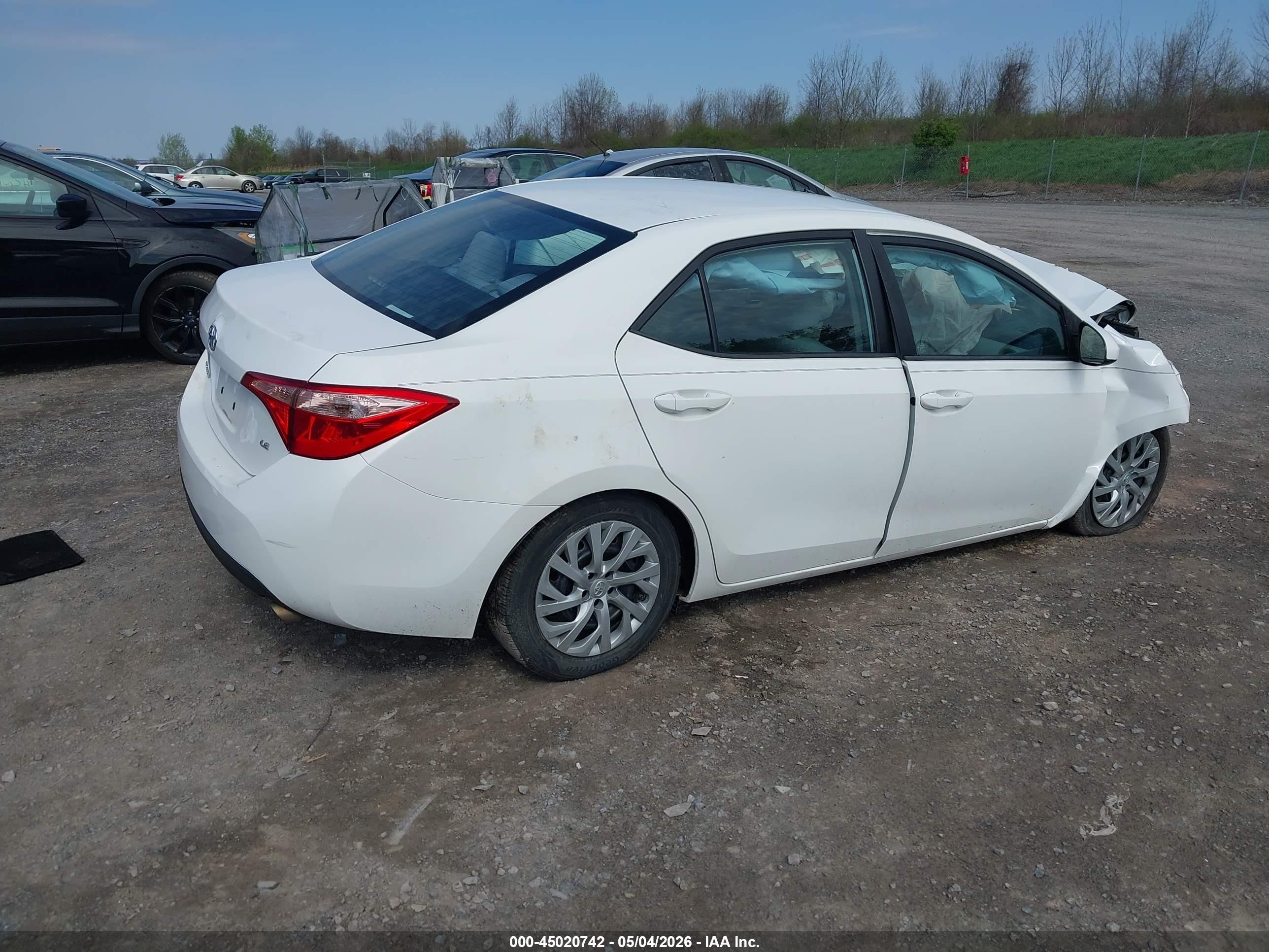 2017 Toyota Corolla Le White vin: 5YFBURHE8HP666543